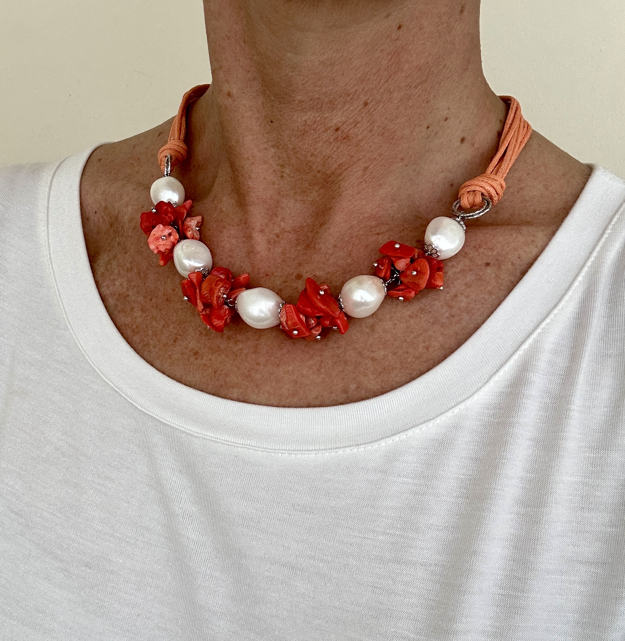 Girocollo con cordoncino, chips in corallo bamboo e perle bianche