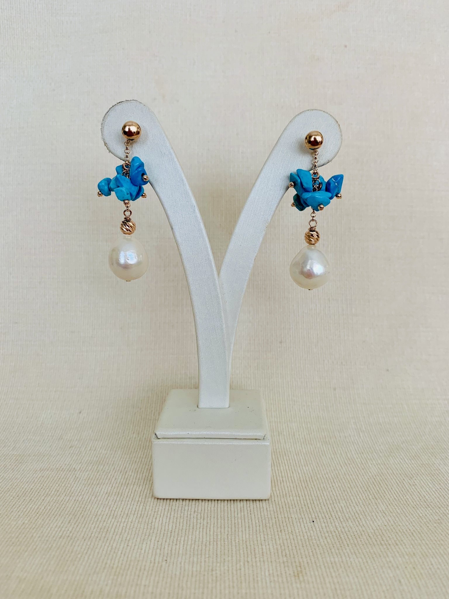 Orecchini di chips in aulite turchese e perle coltivate. Realizzabili anche con clip.