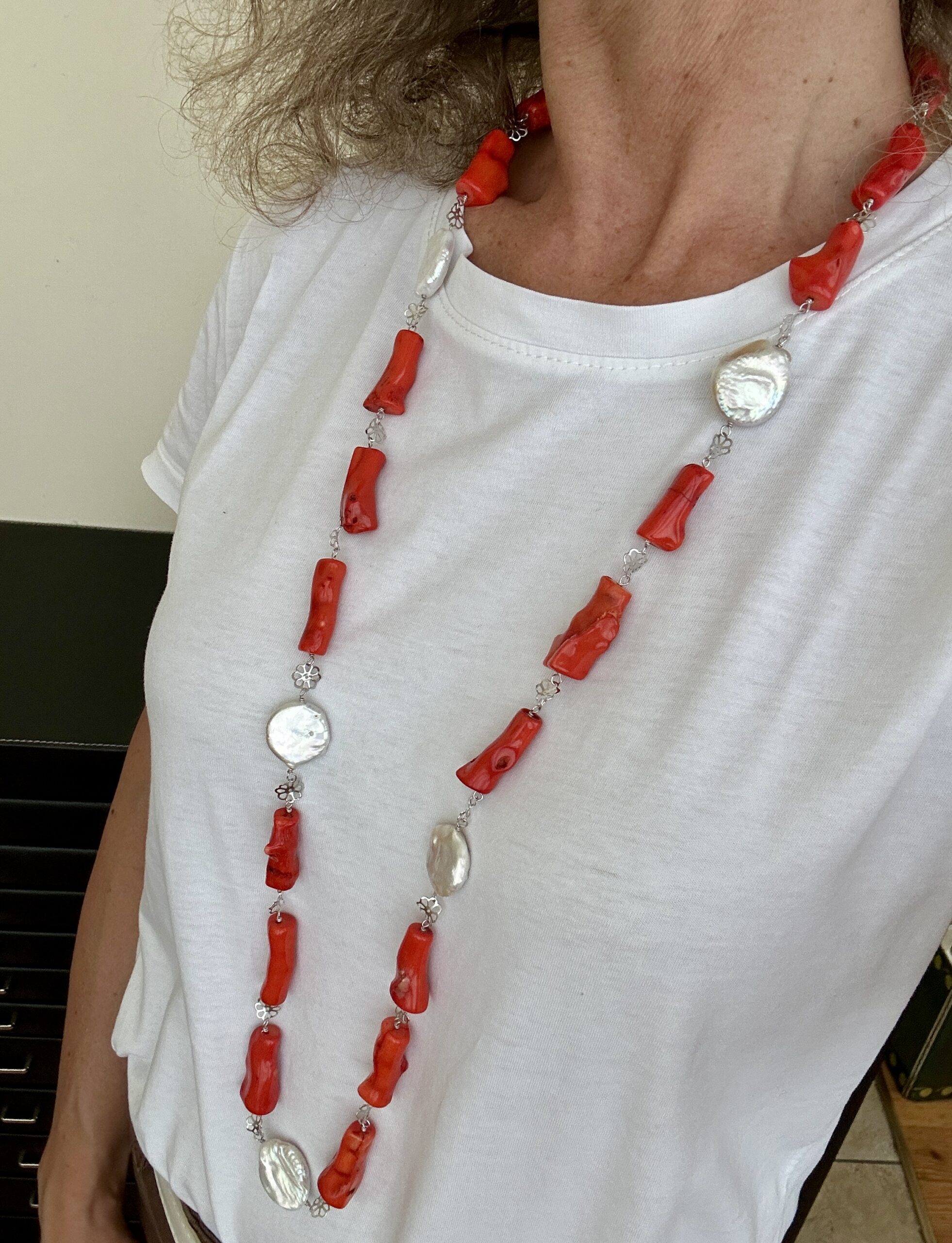 Collana in corallo bamboo e perle bianche