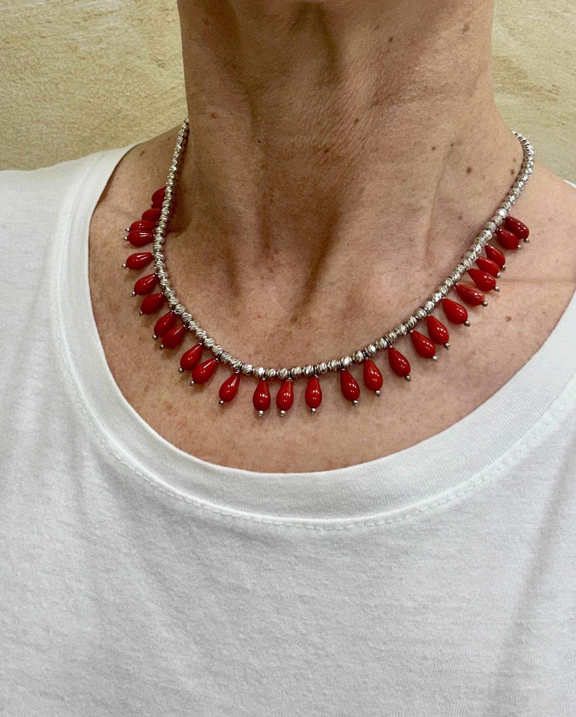 Girocollo di sfere diamantate in argento rodiato e ciondoli in corallo bamboo