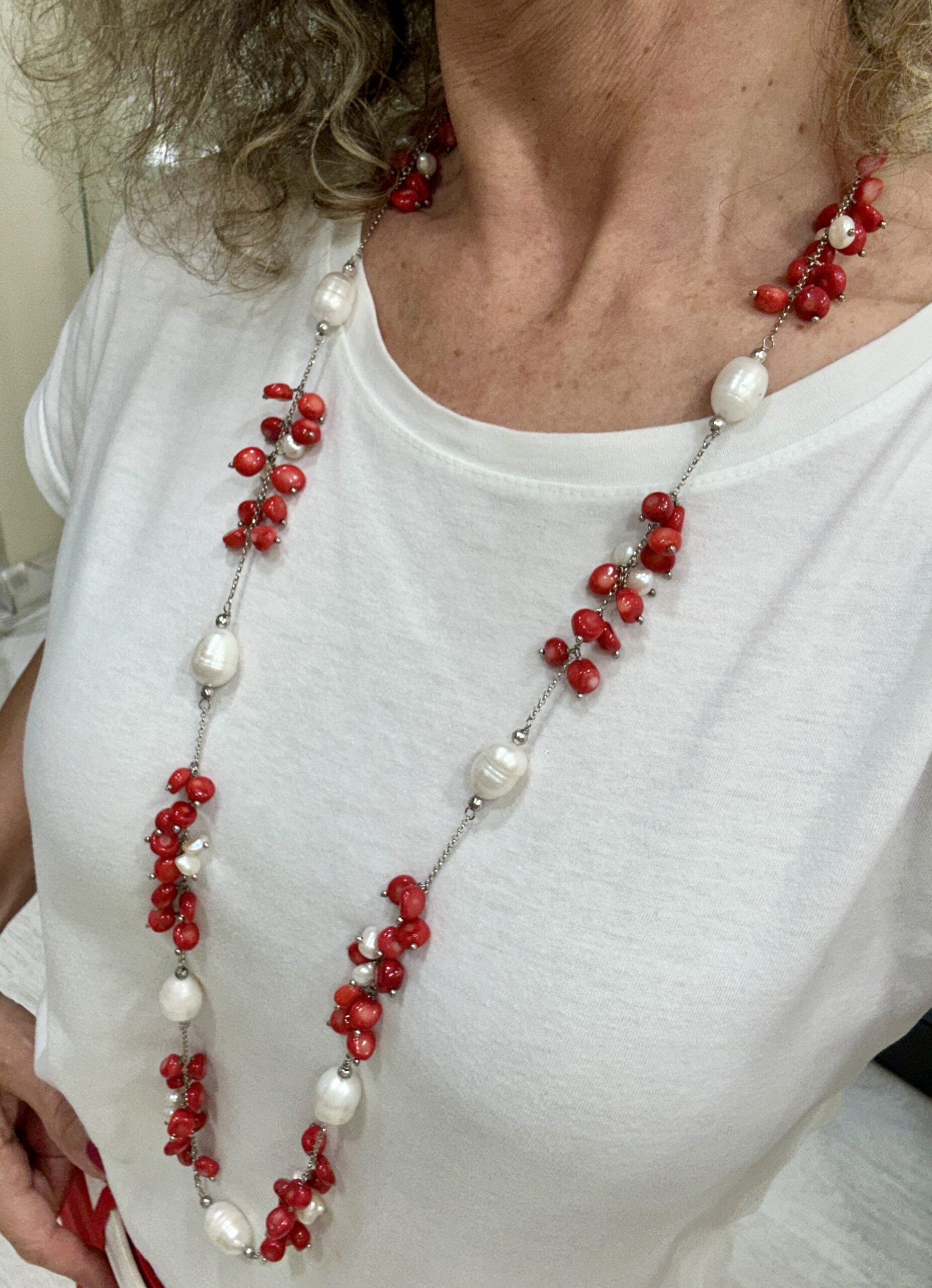 Collana in corallo bamboo e perle bianche