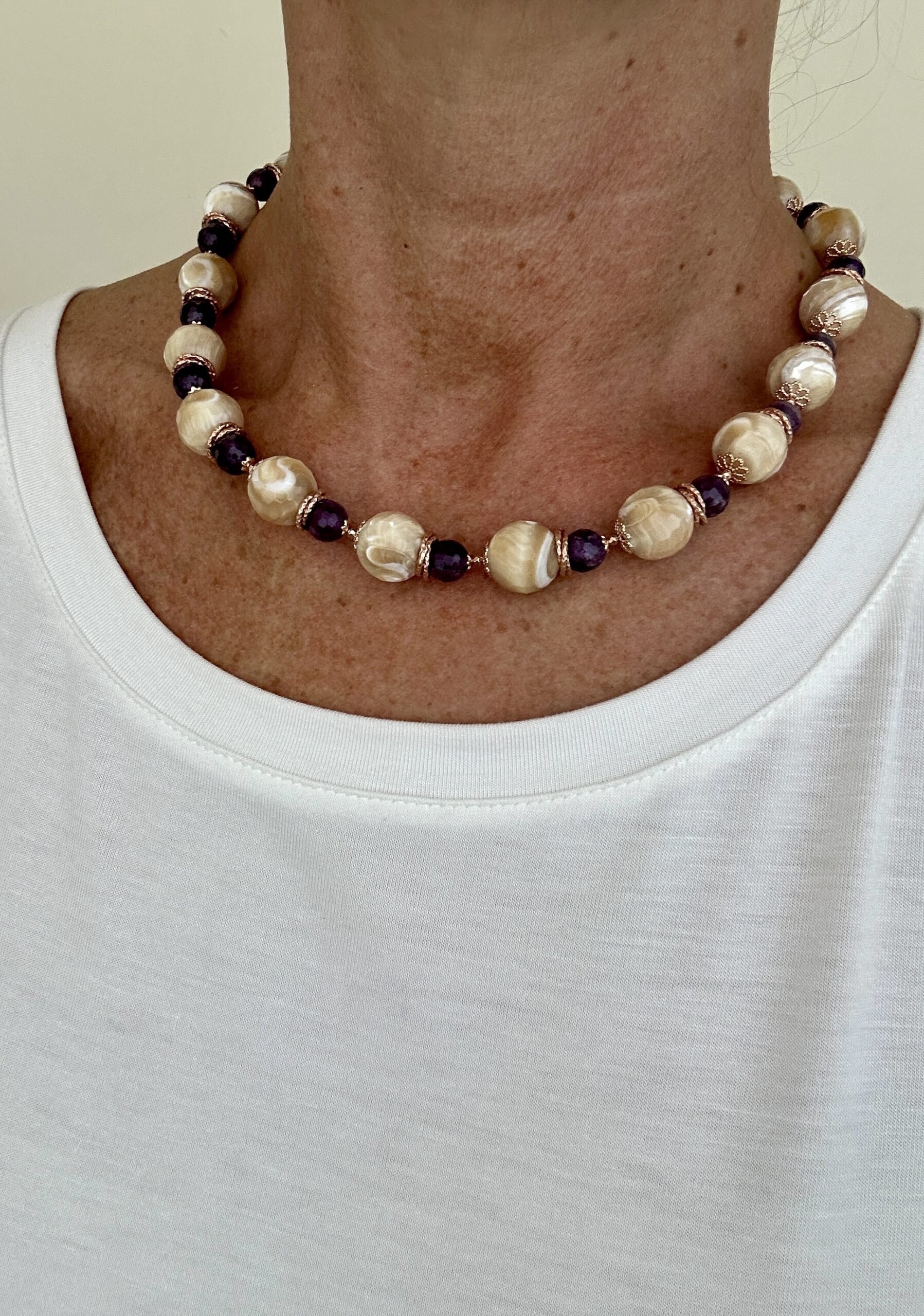 Girocollo in madreperla beige e ametista