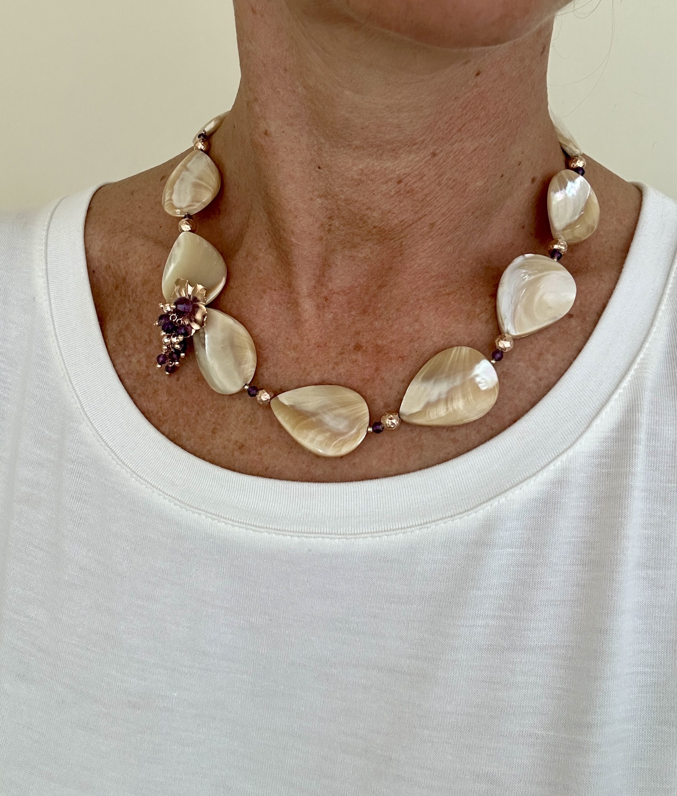 Girocollo con gocce piatte in madreperla beige e ciuffetto in ametista