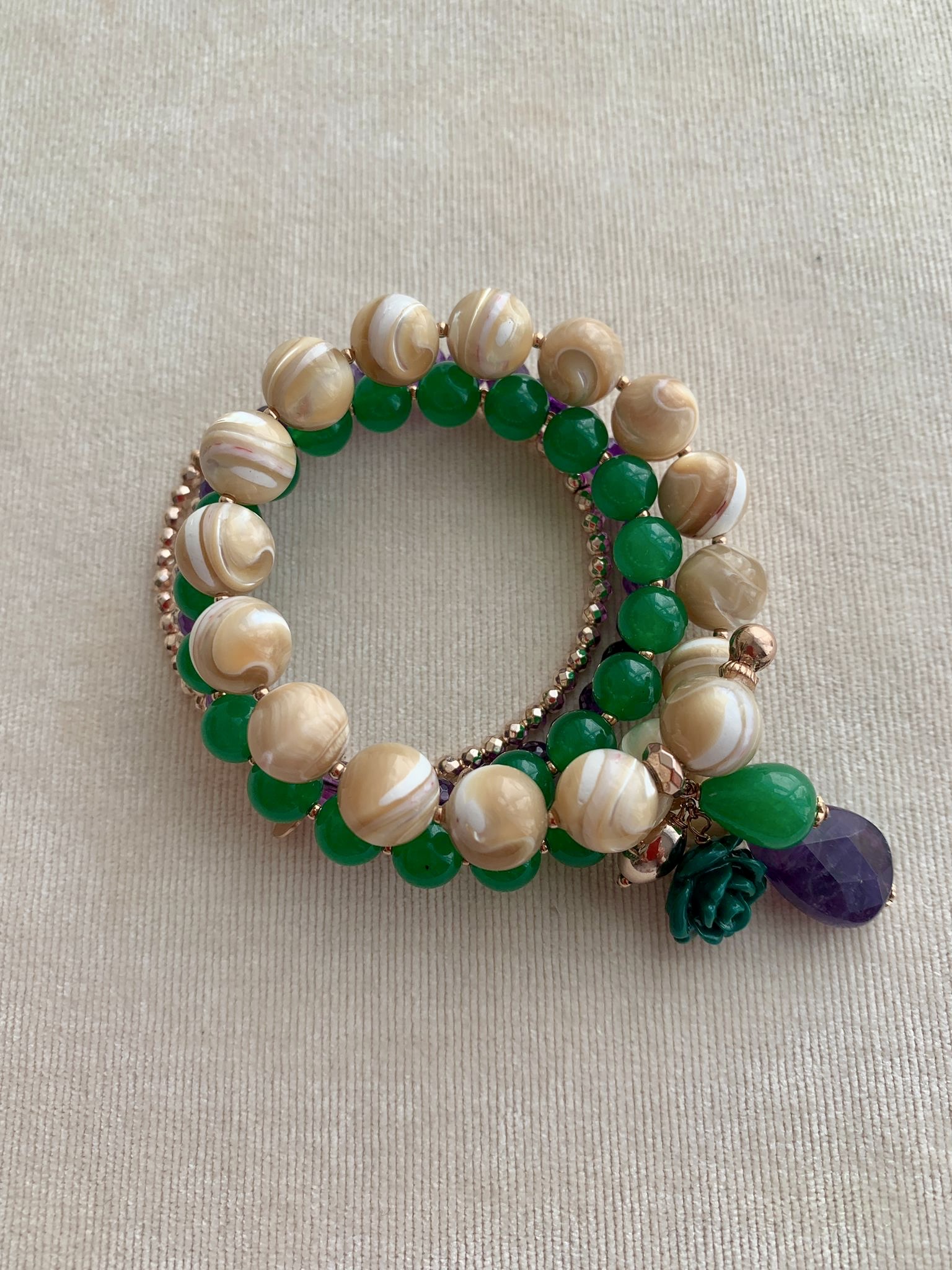 Bracciale a spirale in madreperla beige, agata verde e ametista