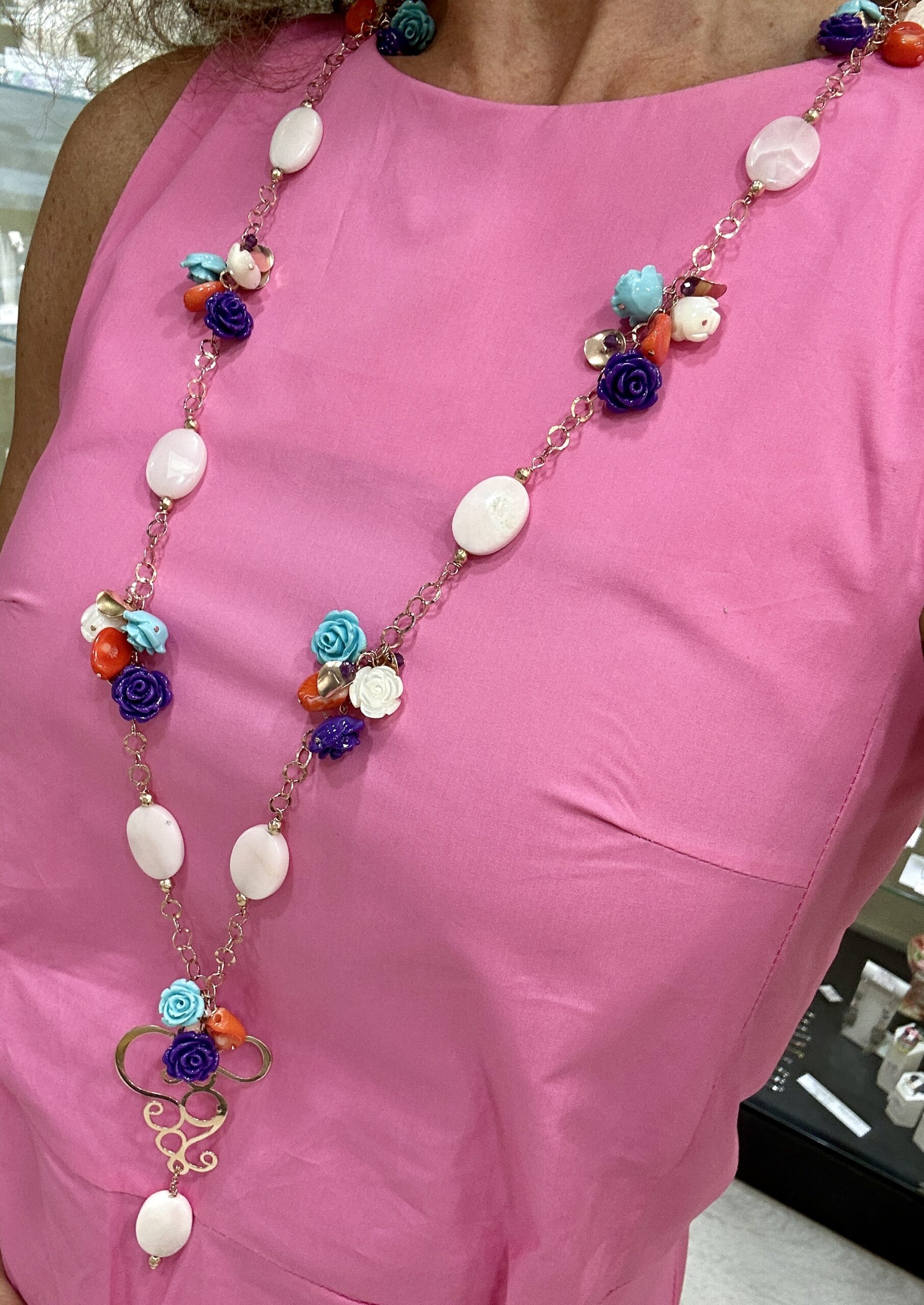 Collana in argento placato oro rosa con roselline e ovali in mangano calcite
