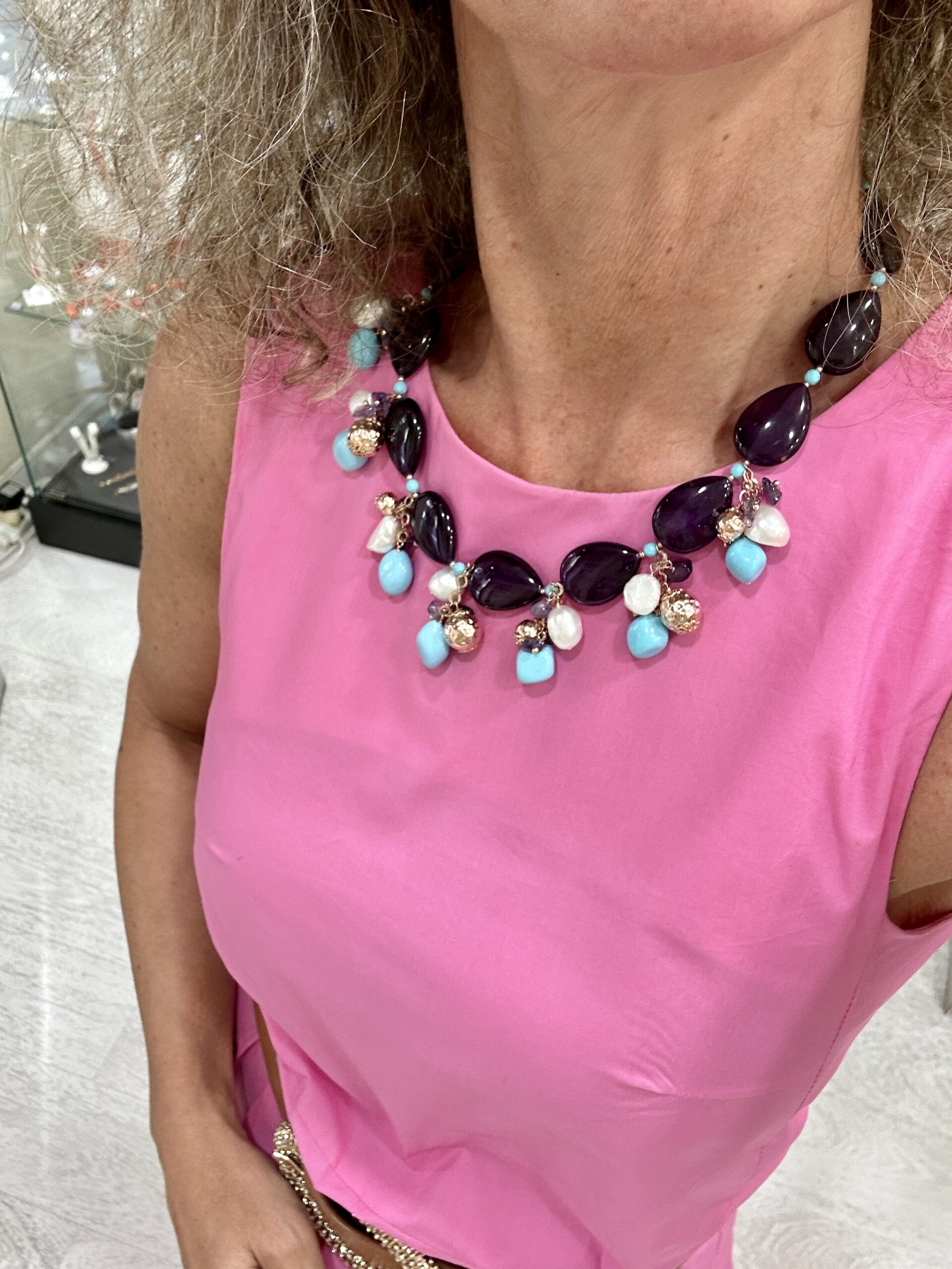 Girocollo con gocce in candy jade viola e ciondolini