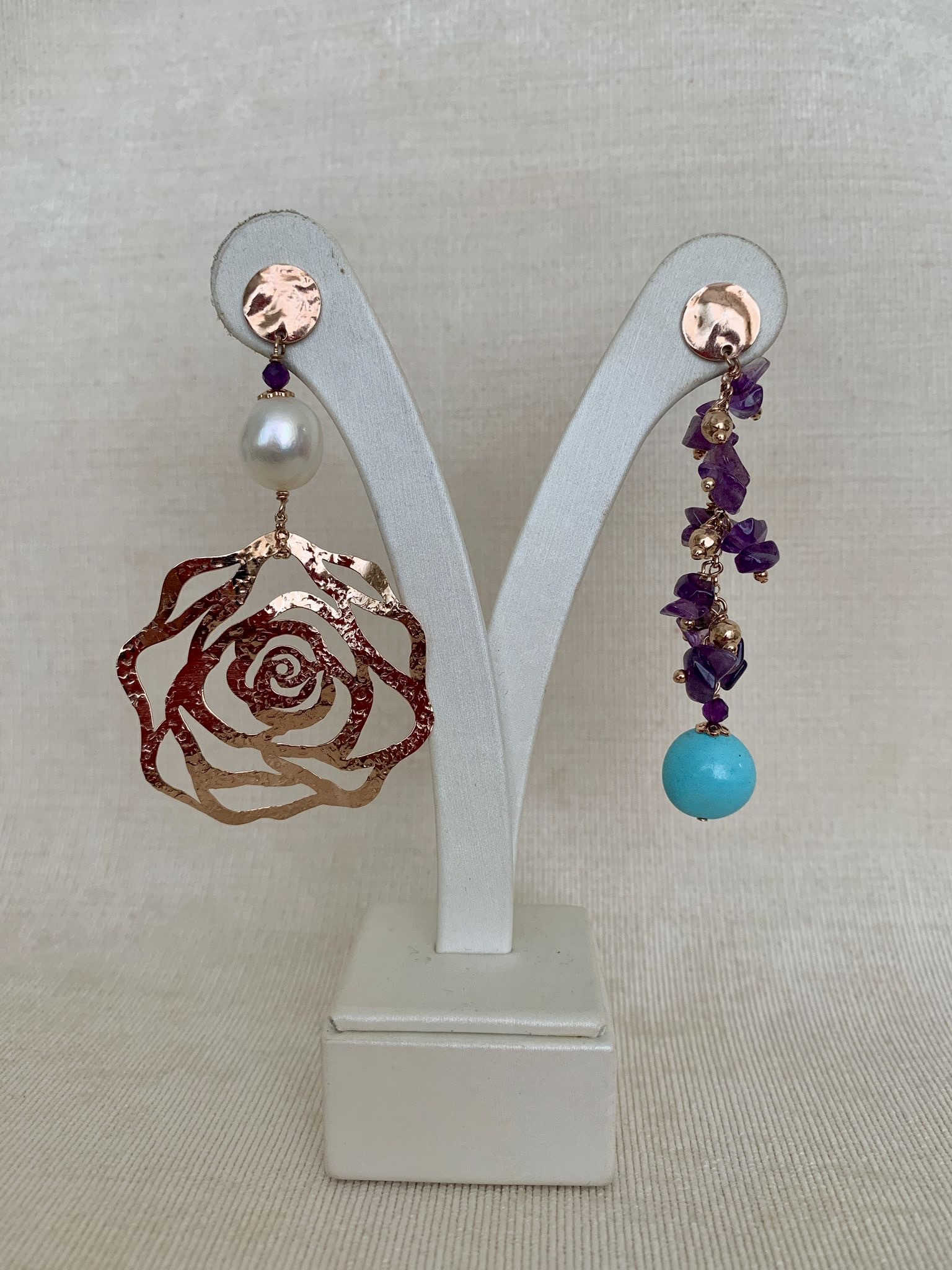 Orecchini asimmetrici in ametista e argento placcato oro rosa. Realizzabili anche con clip