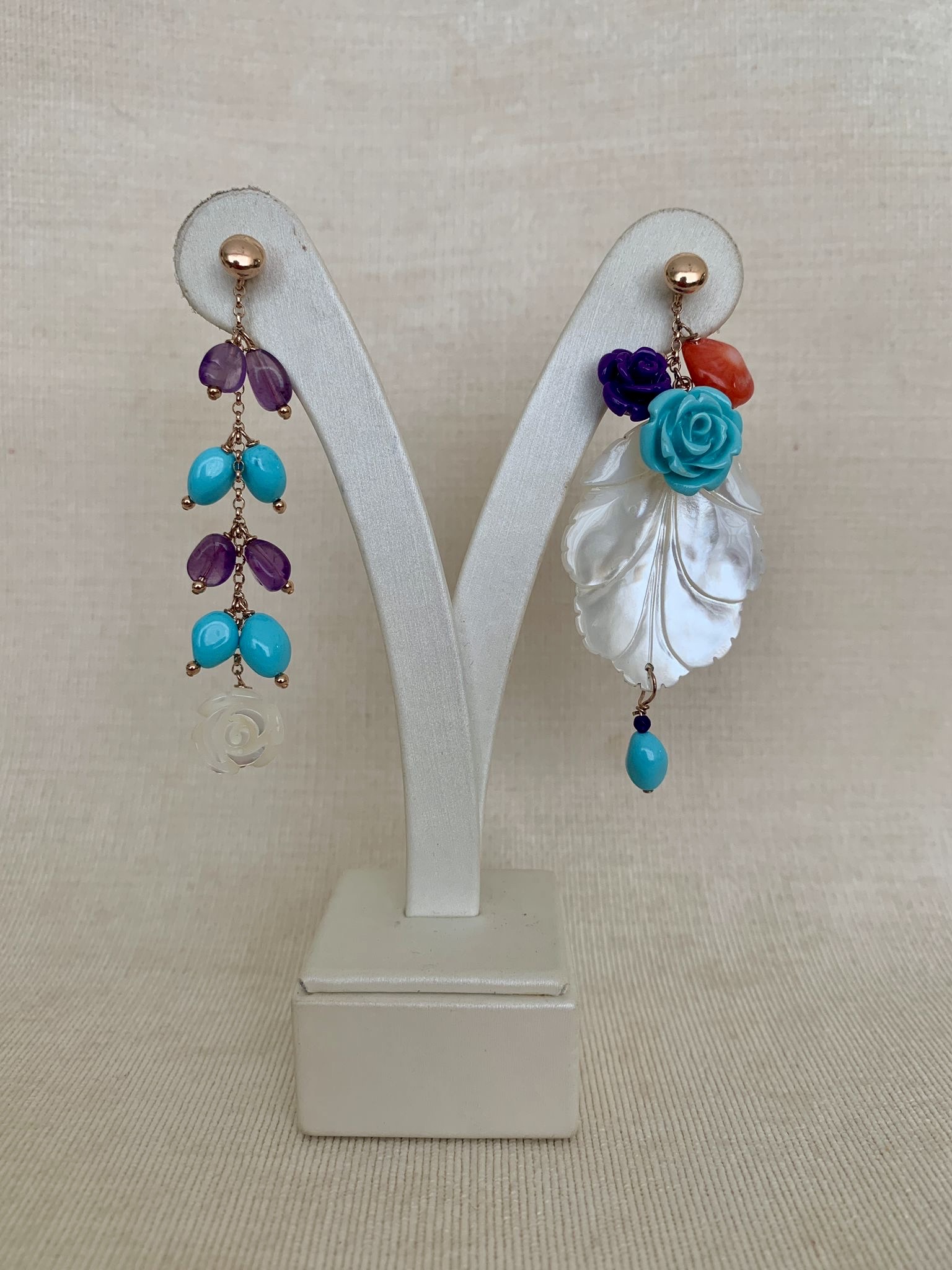 Orecchini asimmetrici in argento placcato oro rosa e madreperla. Realizzabili anche con clip