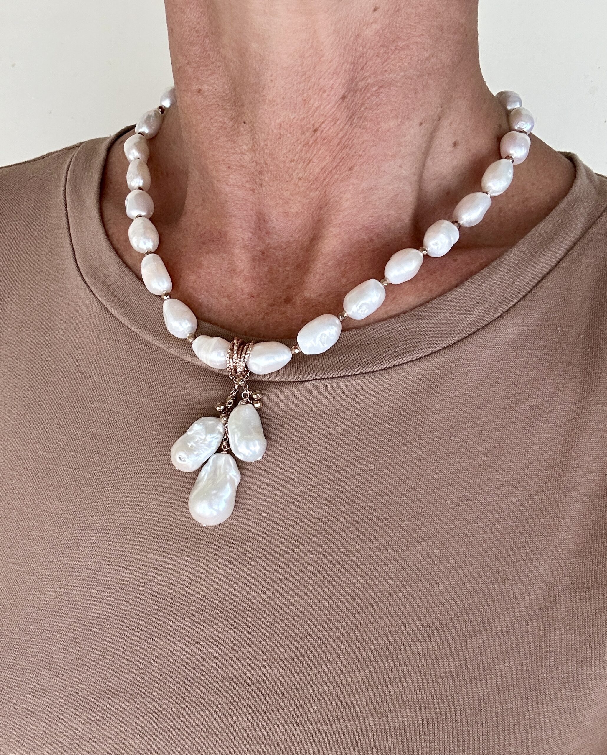 Girocollo in perle coltivate, argento placcato oro rosa. Realizzabile anche in argento rodiato