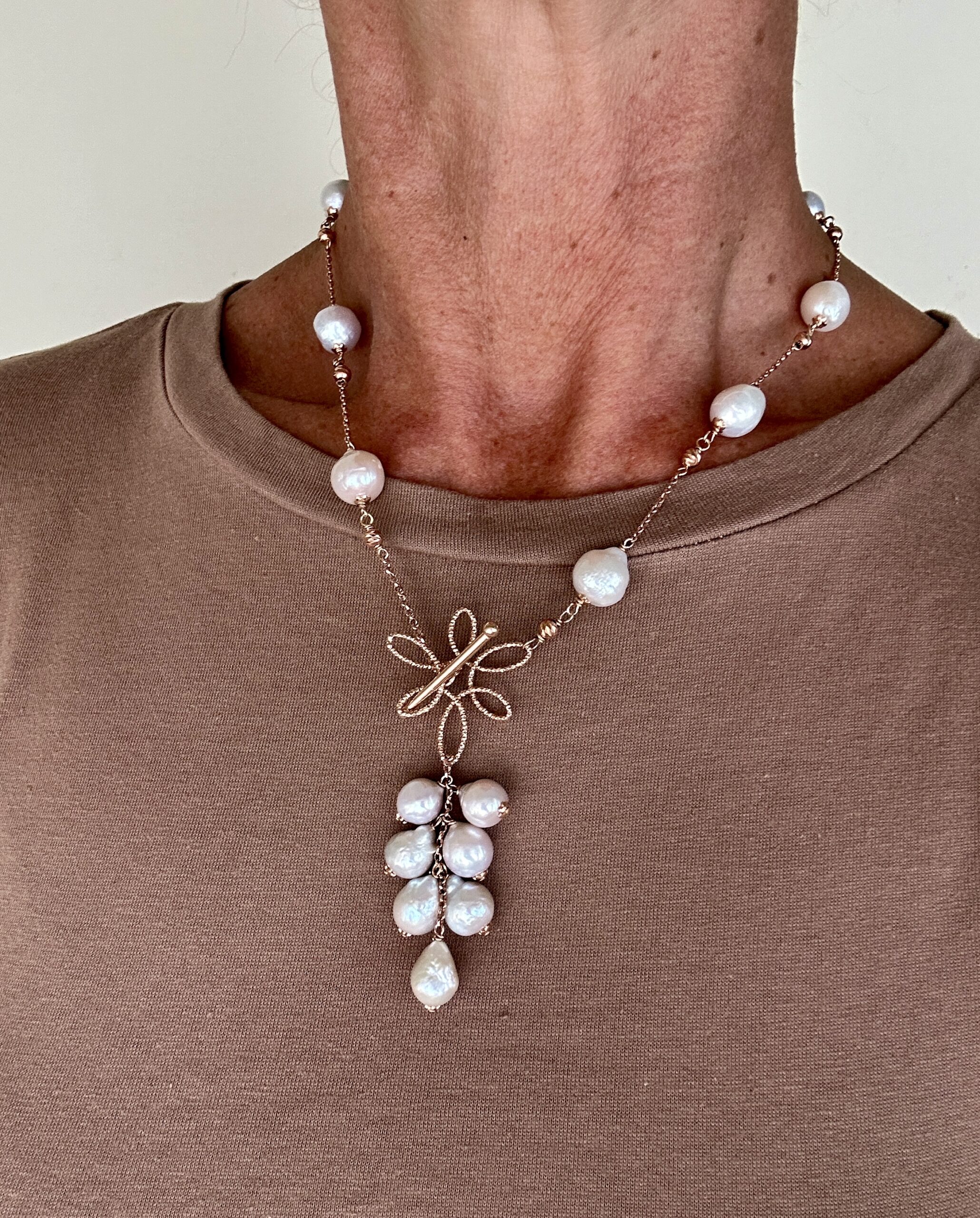 Girocollo di perle coltivate, chiusura T/Bar in argento placcato oro rosa. Realizzabile anche in argento rodiato