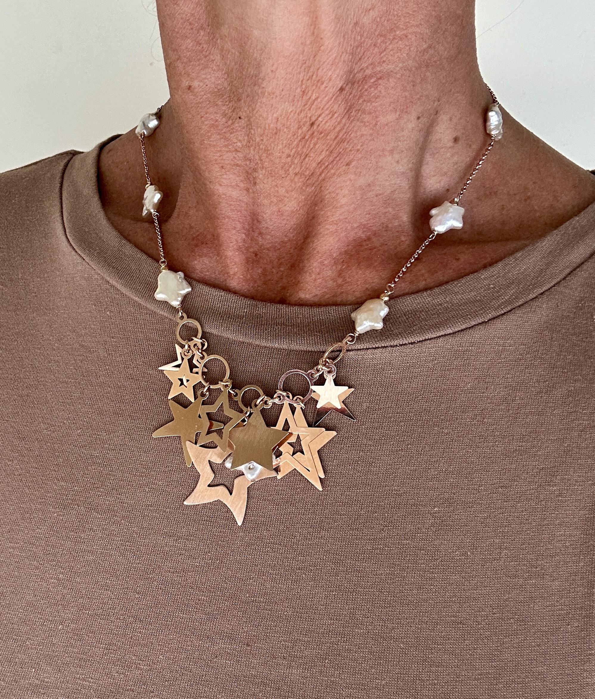 Girocollo di perle coltivate e argento placcato oro rosa. Realizzabile anche in argento rodiato