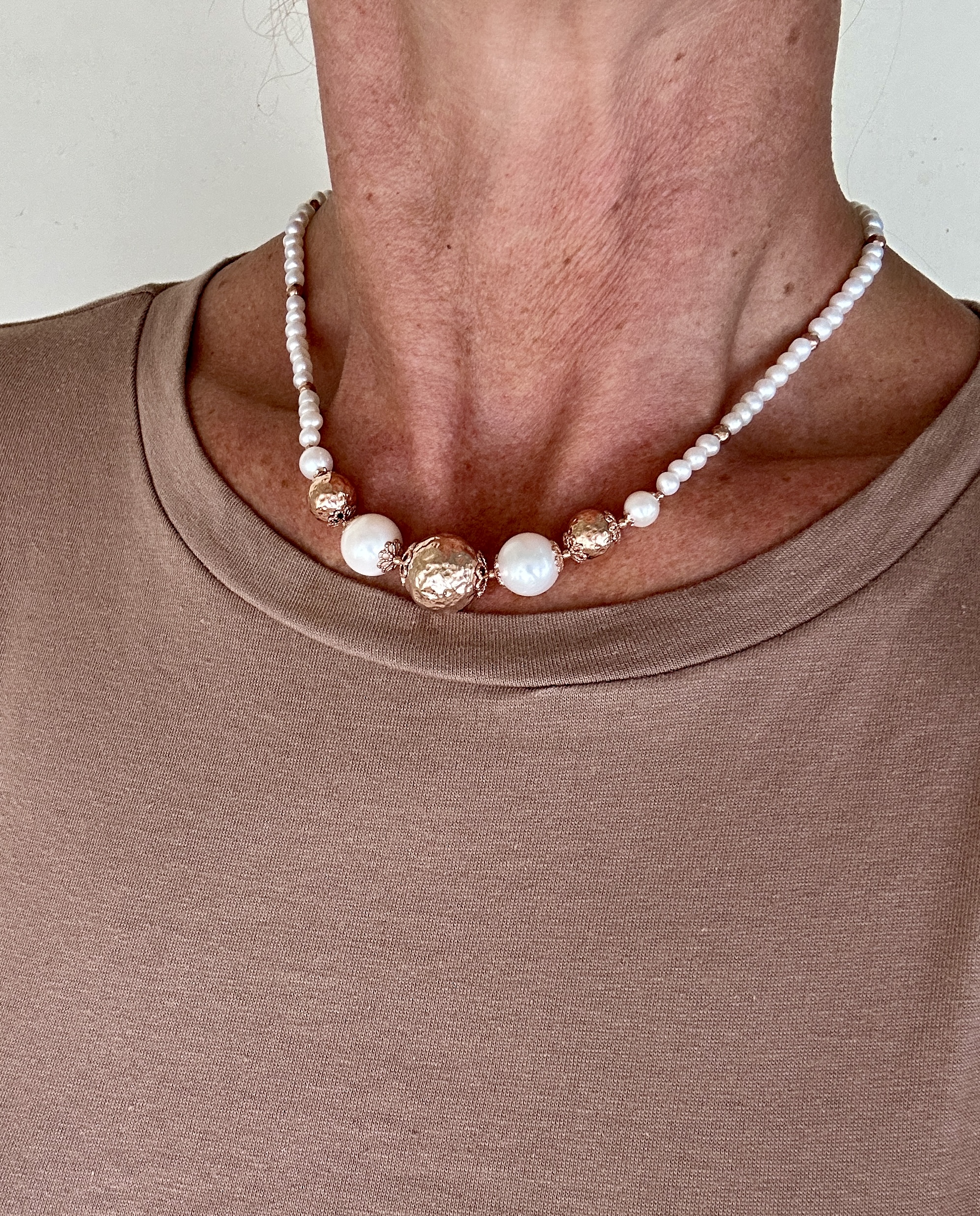 Girocollo in perle coltivate e boule in argento placcato oro rosa. Realizzabile anche in argento rodiato