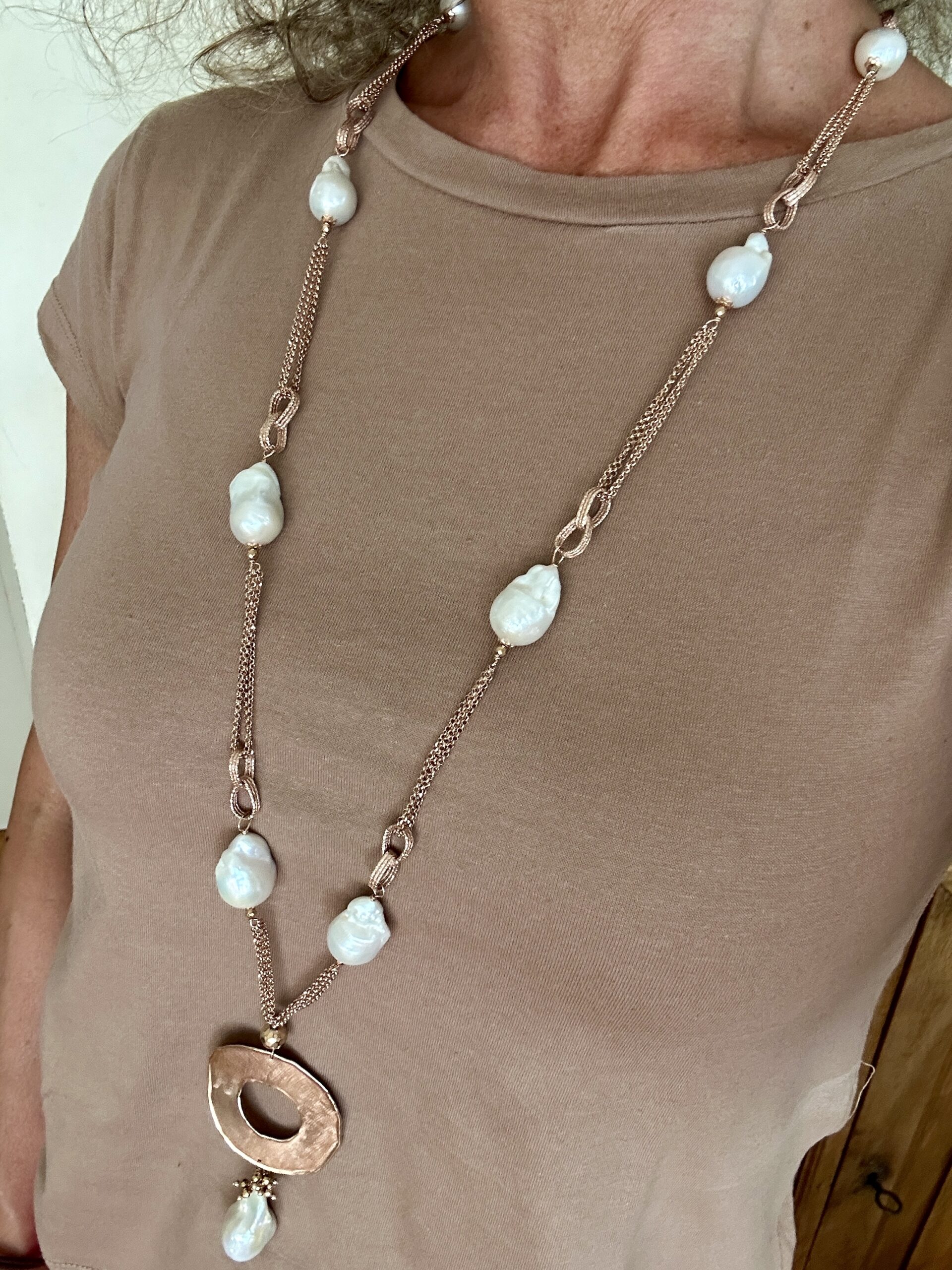Collana con perle barocche coltivate e argento placcato oro rosa. Realizzabile anche in argento rodiato