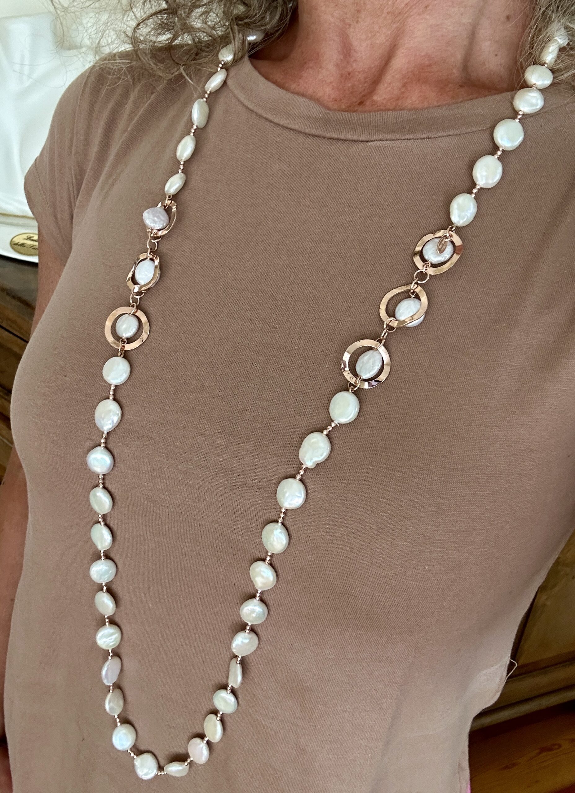 Collana in perle piatte coltivate ed elementi in argento placcato oro rosa. Realizzabile anche in argento rodiato