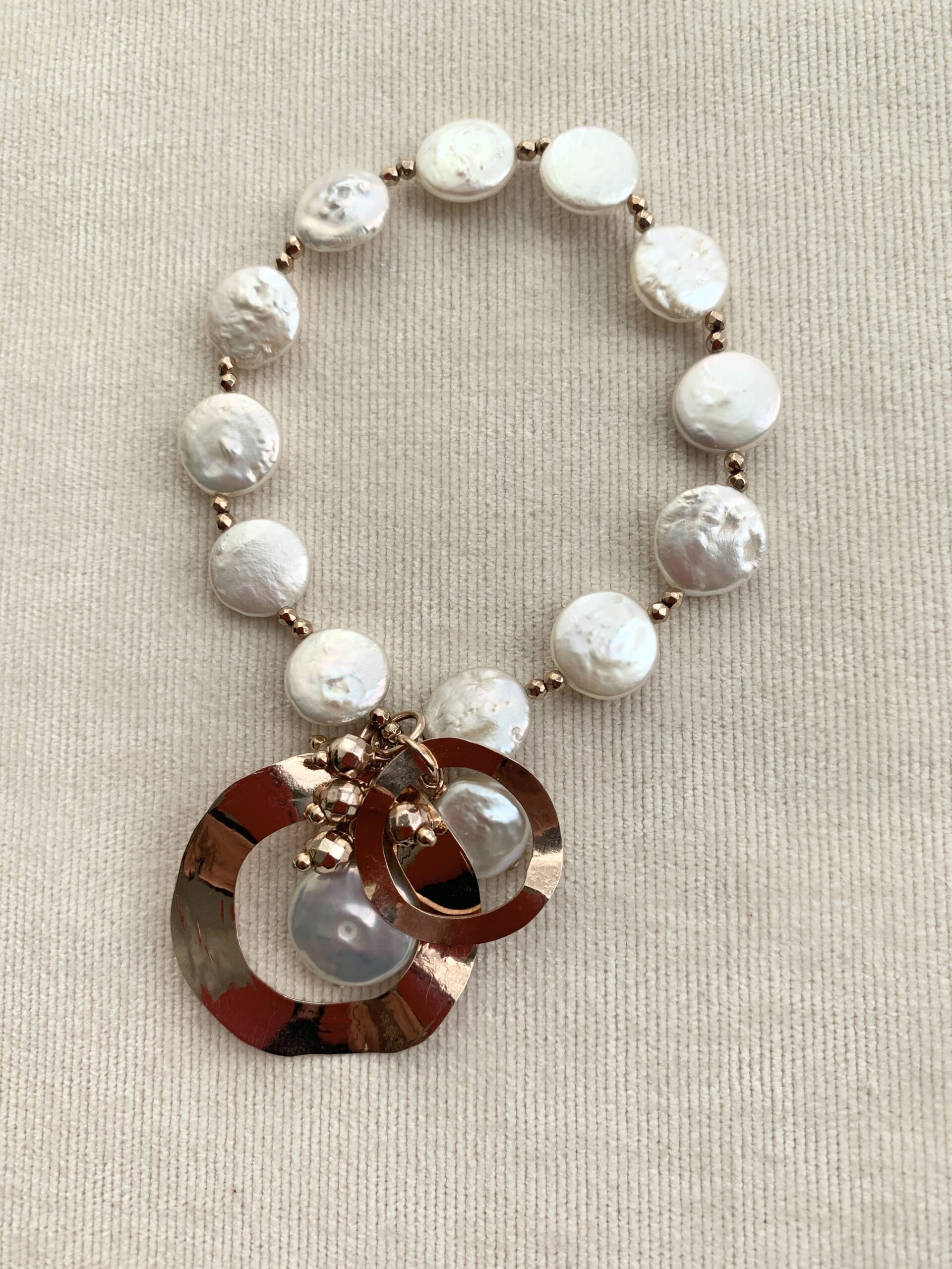 Bracciale in perle piatte coltivate e argento placcato oro rosa. Realizzabile anche in argento rodiato