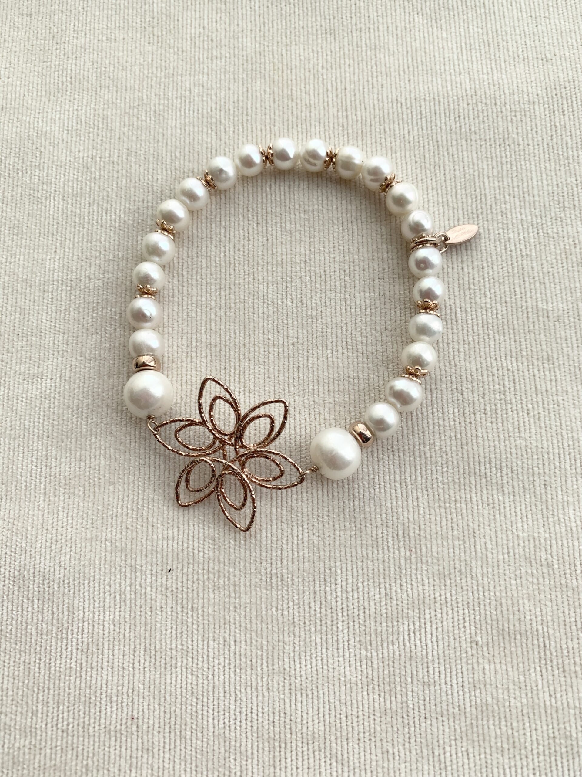 Bracciale in perle coltivate e argento placcato oro rosa. Realizzabile anche in argento rodiato