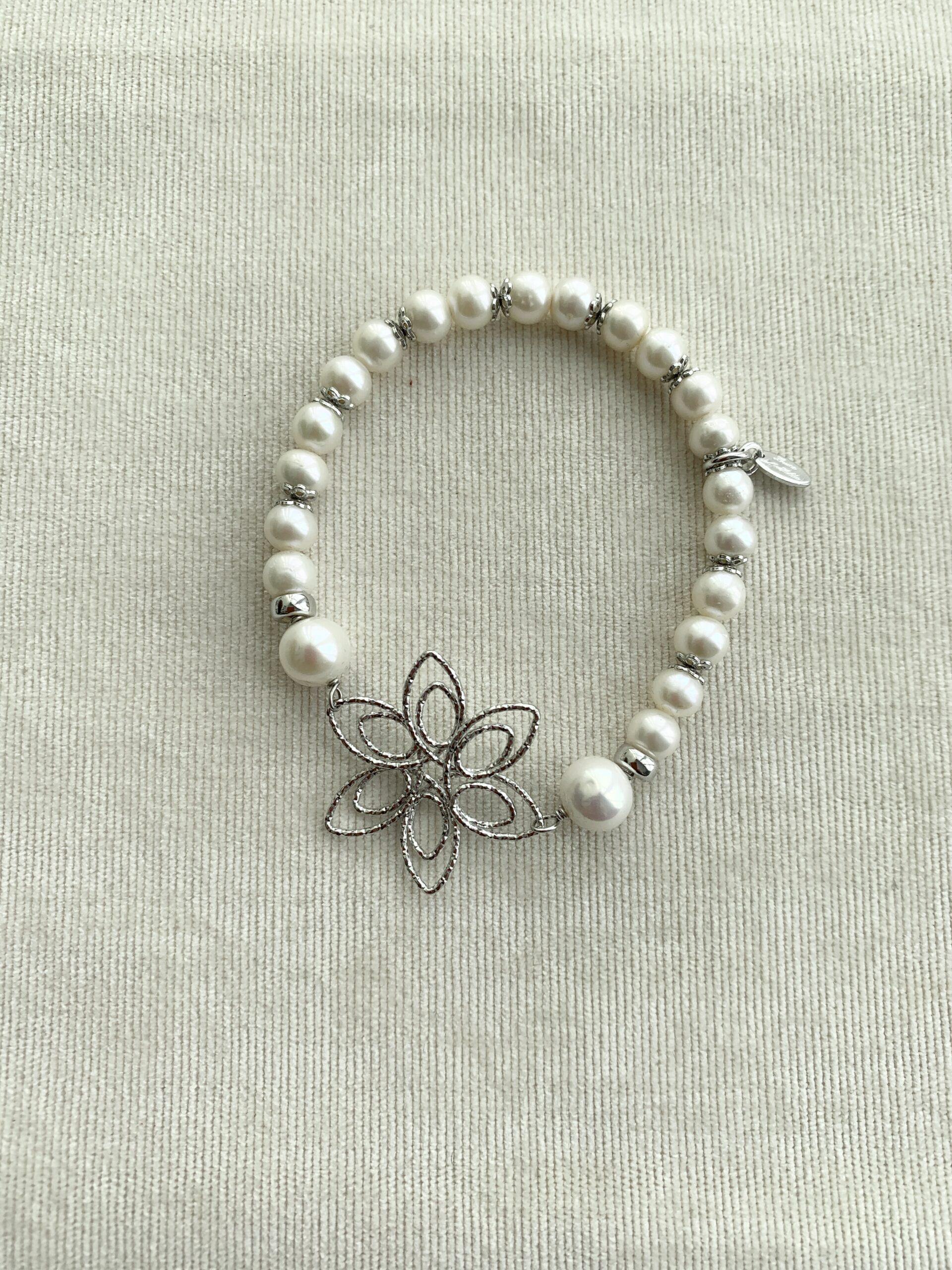 Bracciale in perle coltivate e argento rodiato. Realizzabile anche in argento placcato oro rosa