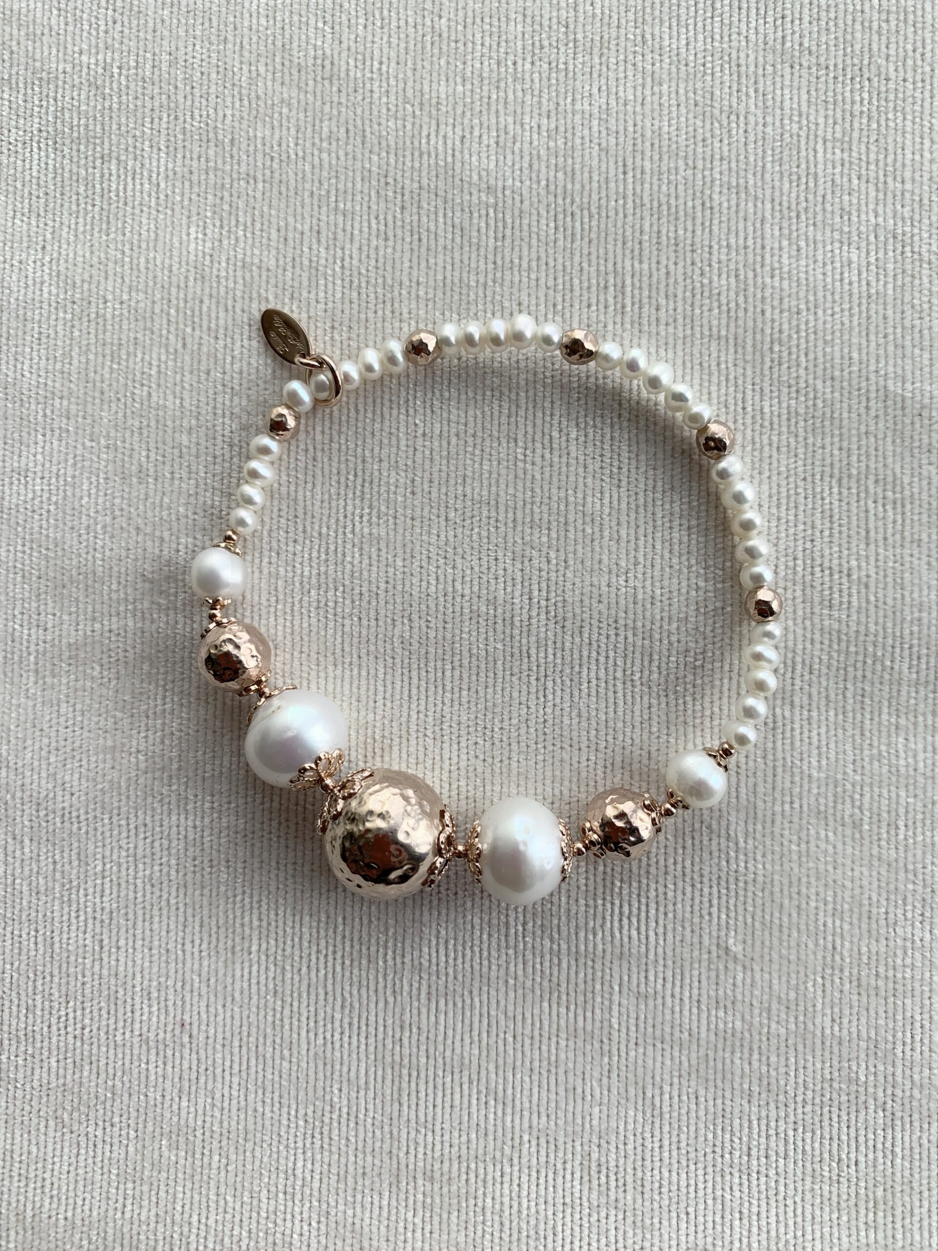 Bracciale in perle coltivate e boule in argento placcato oro rosa. Realizzabile anche in argento rodiato