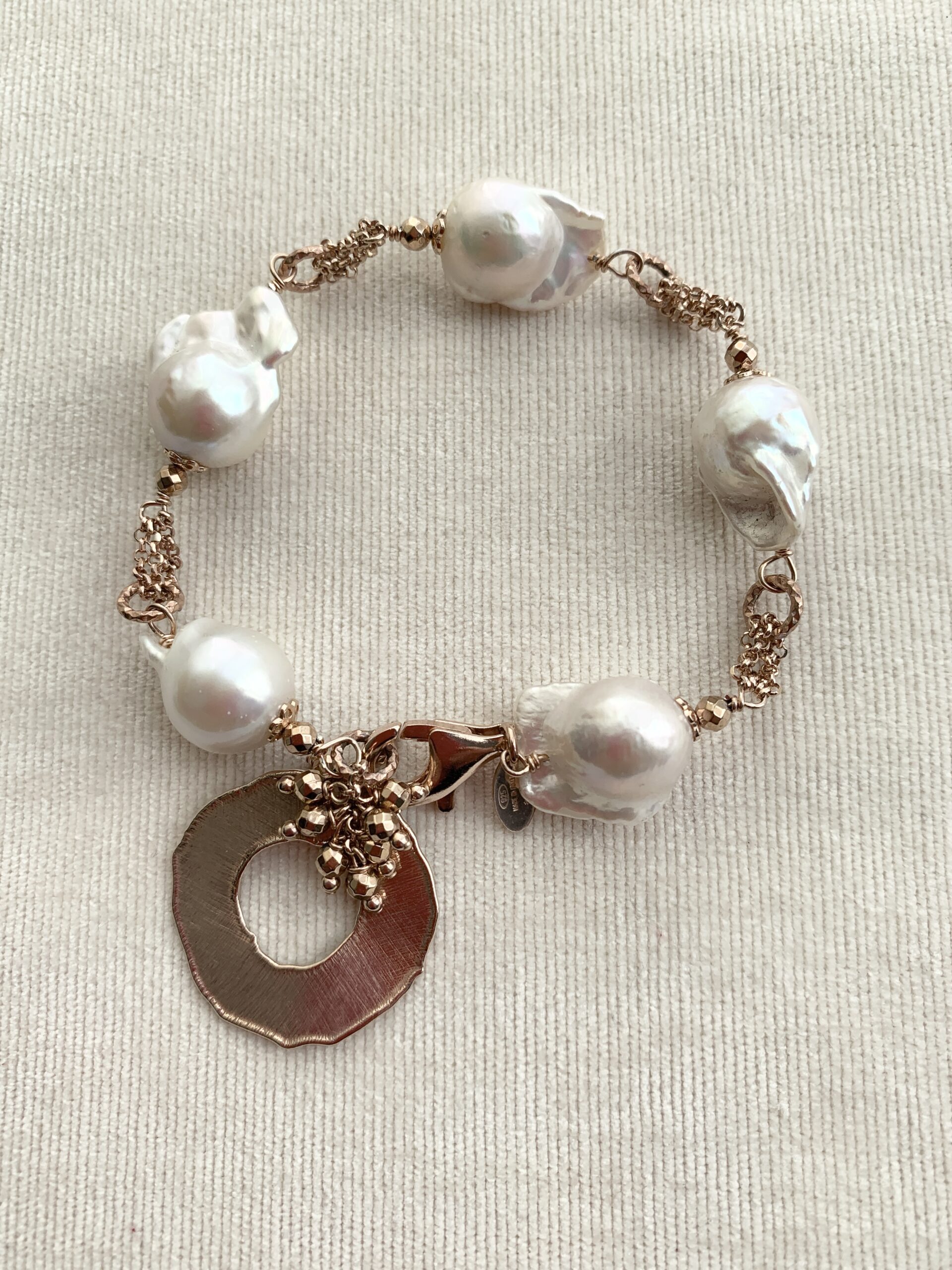 Bracciale di perle barocche coltivate e argento placcato oro rosa. Realizzabile anche in argento rodiato