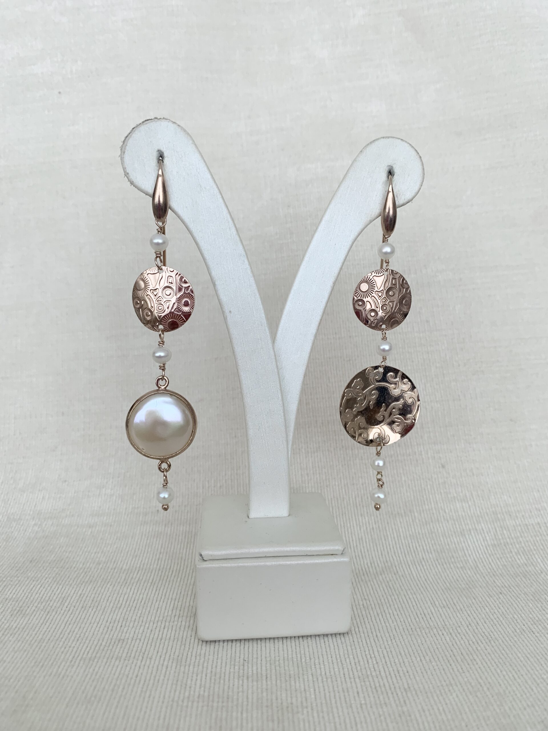 Orecchini asimmetrici di perle coltivate e argento placcato oro rosa. Realizzabili anche con clip