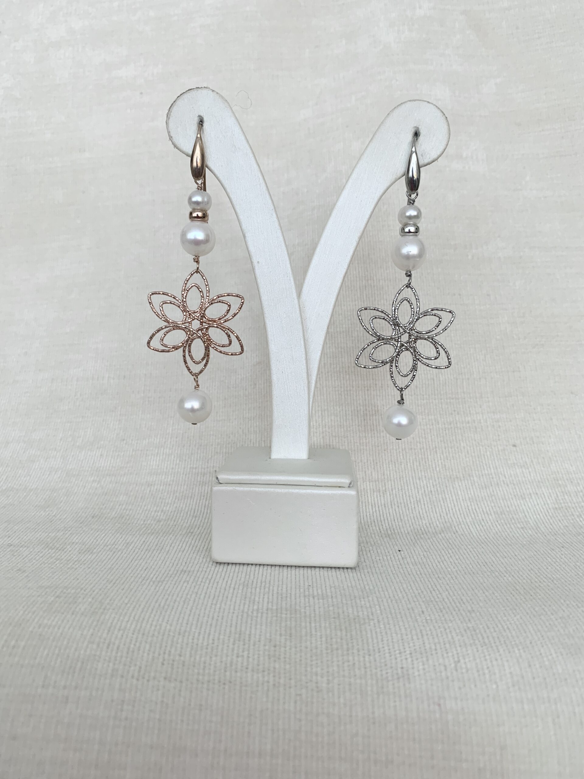 Orecchini in perle coltivate e argento rodiato e placcato oro rosa. Realizzabili anche con clip