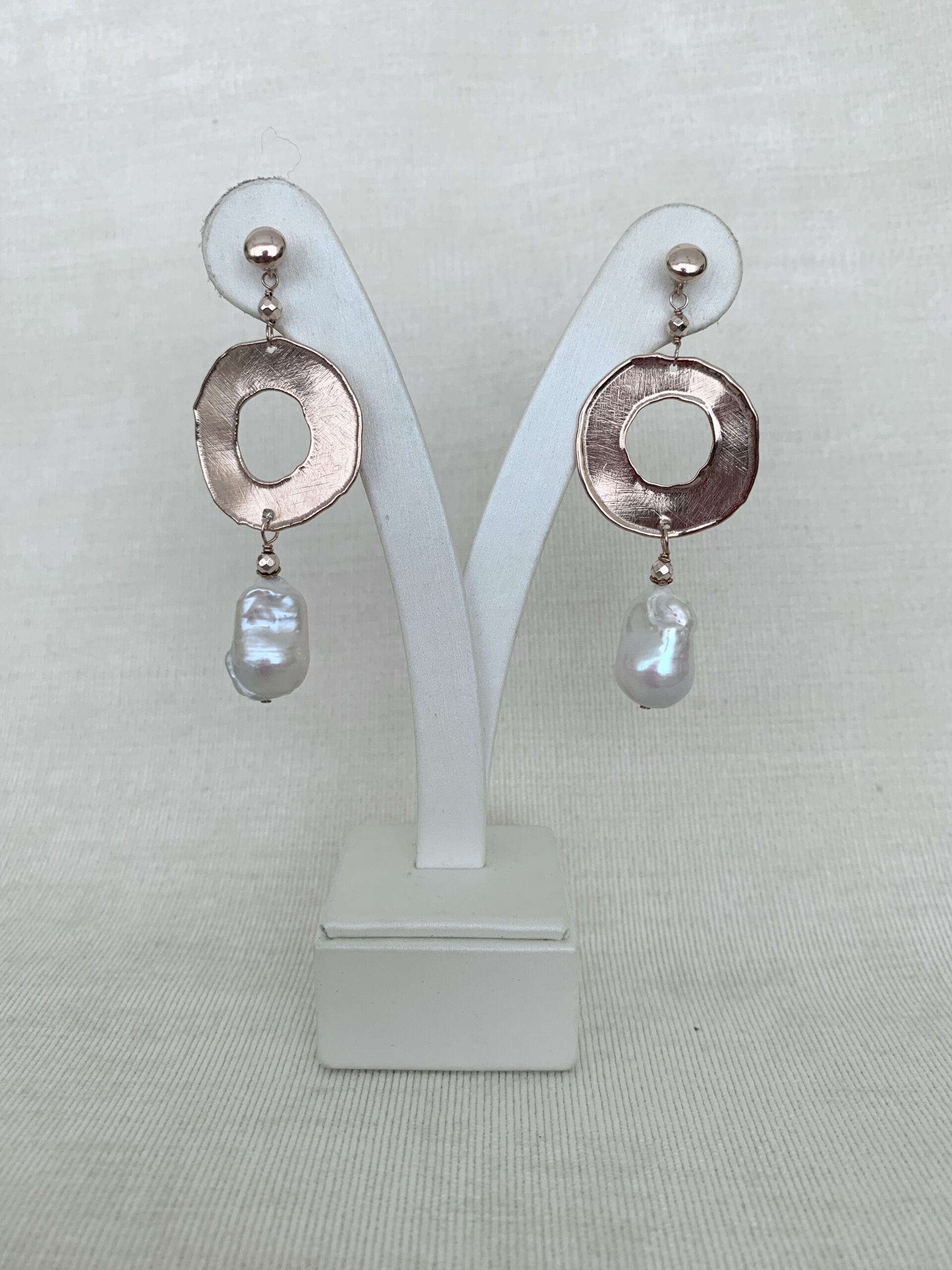 Orecchini in perle barocche coltivate e argento placcato oro rosa. Realizzabili anche con clip e in argento rodiato