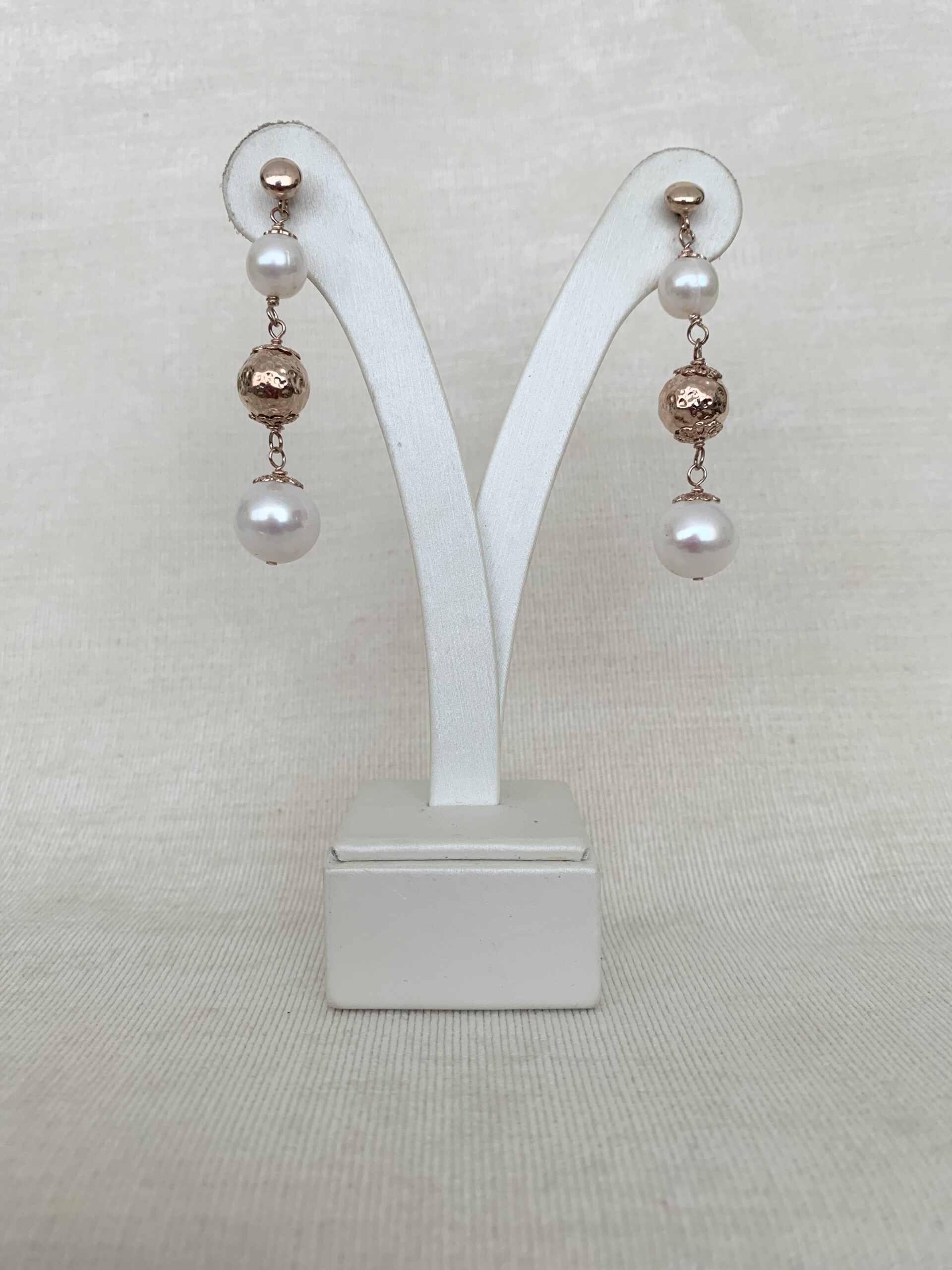 Orecchini in perle coltivate e boule in argento placcato oro rosa. Realizzabili anche con clip e in argento rodiato