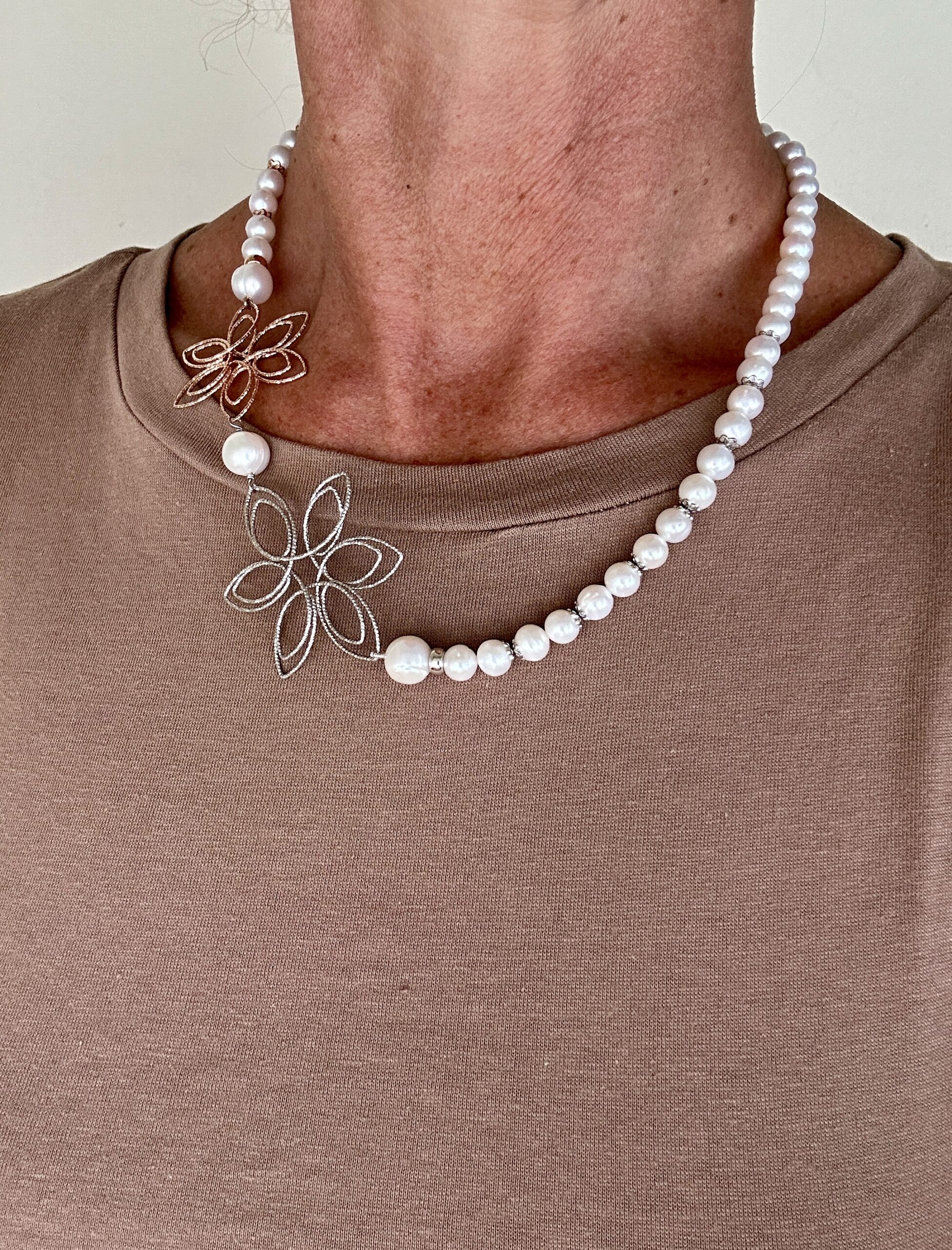 Girocollo in perle coltivate e argento rodiato e placcato oro rosa