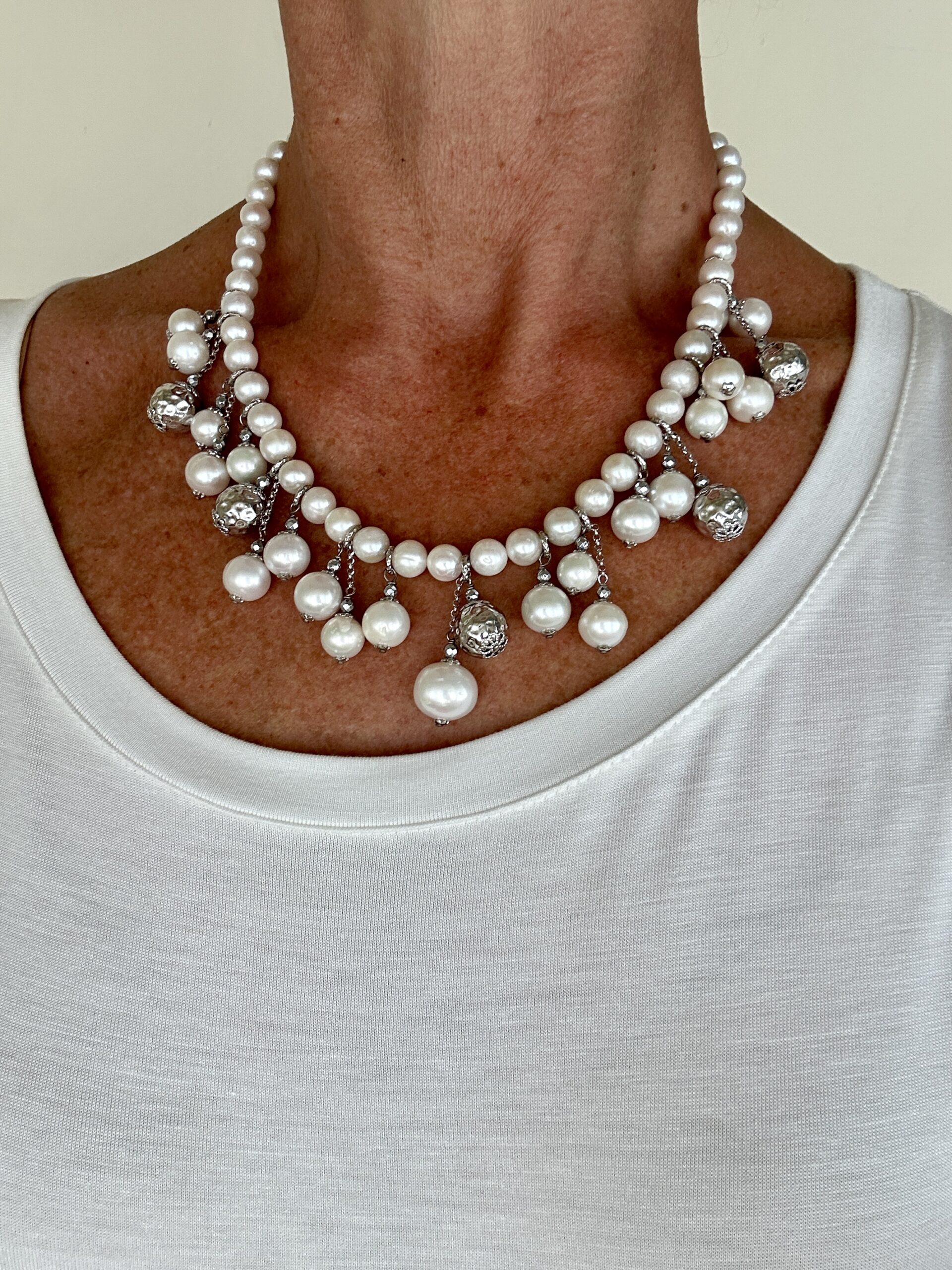 Girocollo in perle coltivate e argento rodiato. Realizzabile anche in argento placcato oro rosa