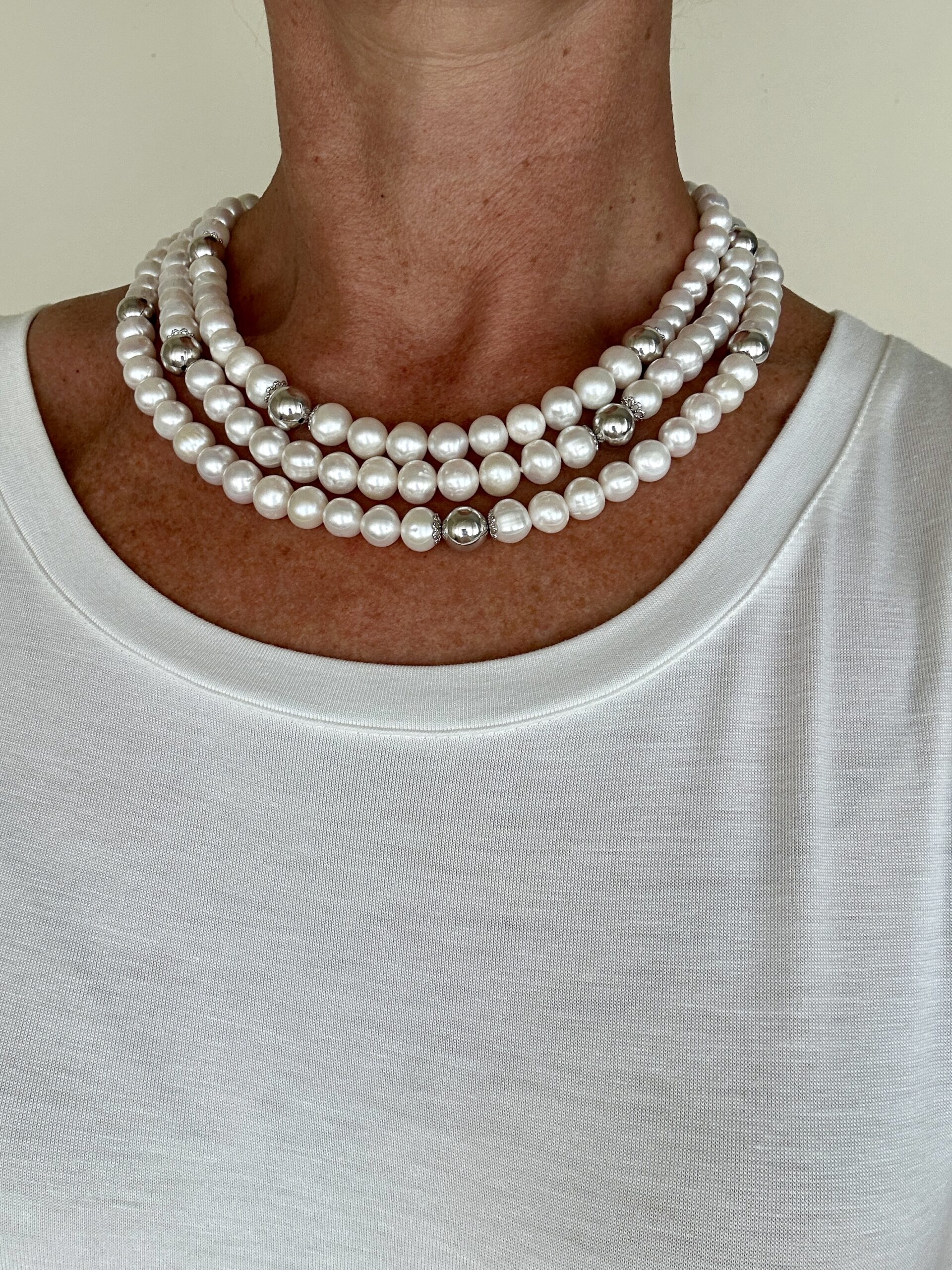 Girocollo a 3 fili in perle coltivate. Realizzabile anche in argento placcato oro rosa