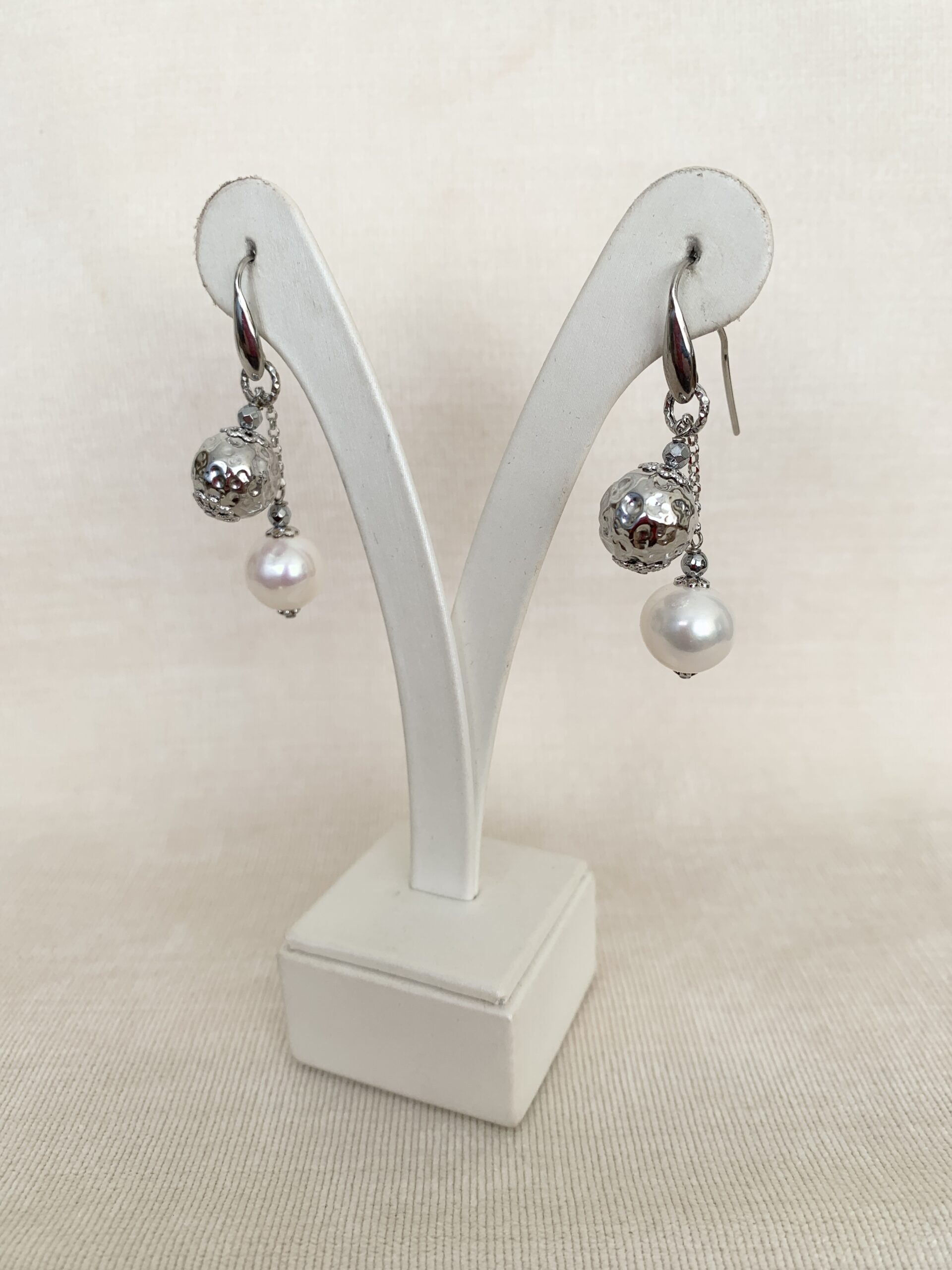 Orecchini in perle coltivate e boule in argento rodiato. Realizzabili anche a clip e in argento placcato oro rosa