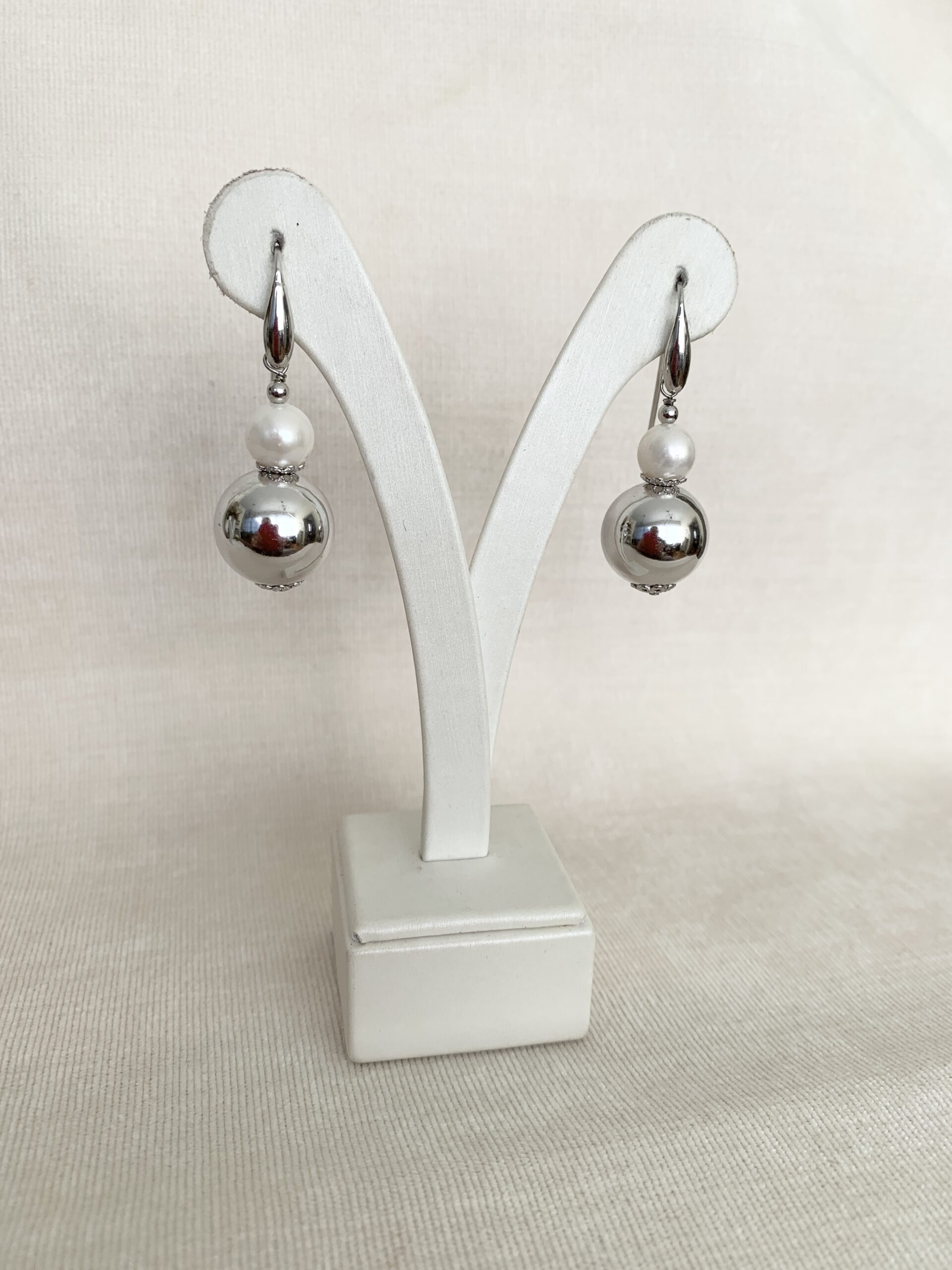 Orecchini in perle coltivate e argento rodiato. Realizzabili anche con clip e in argento placcato oro rosa