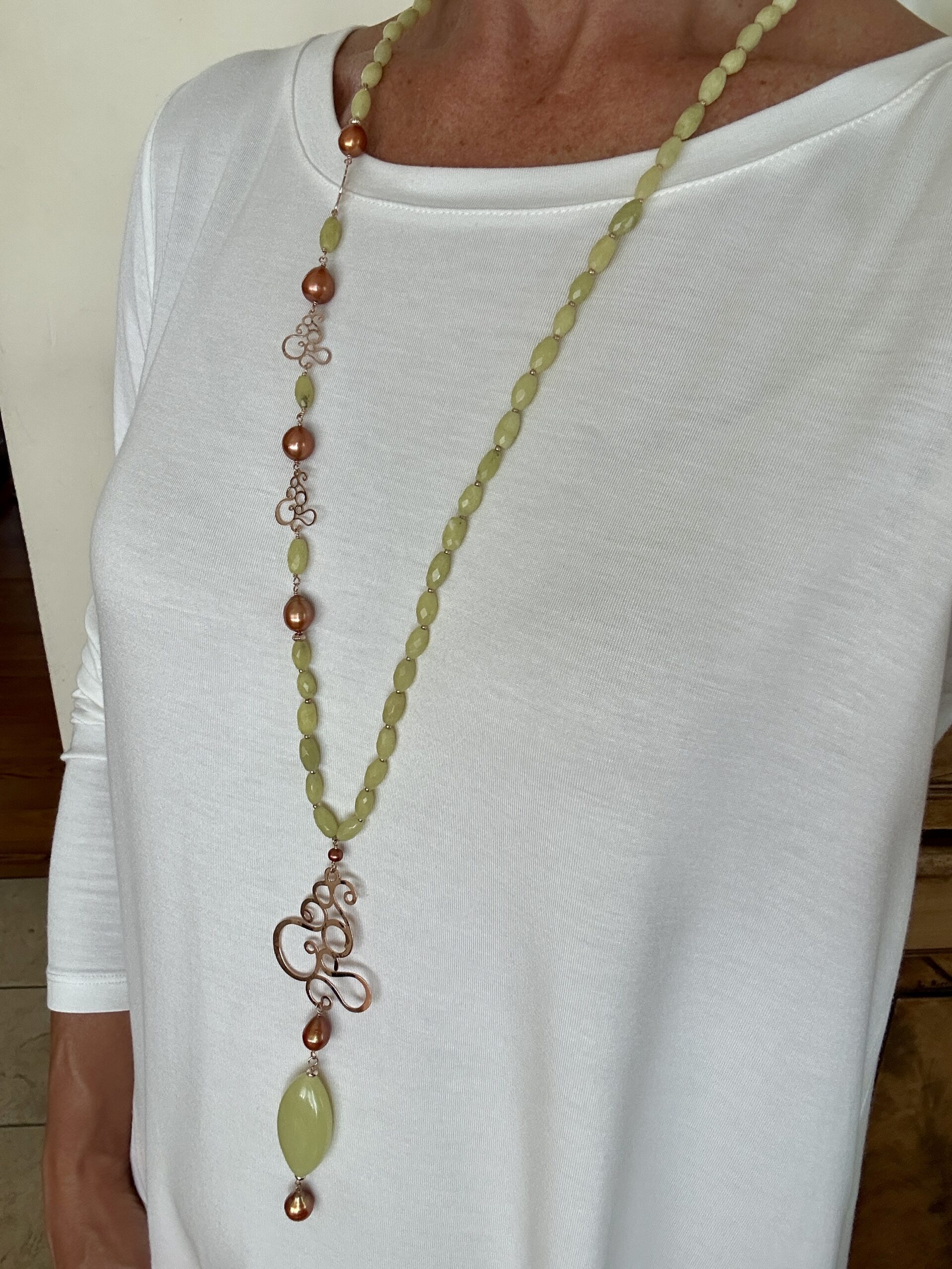 Collana in new jade, perle coltivate, argento placcato oro rosa