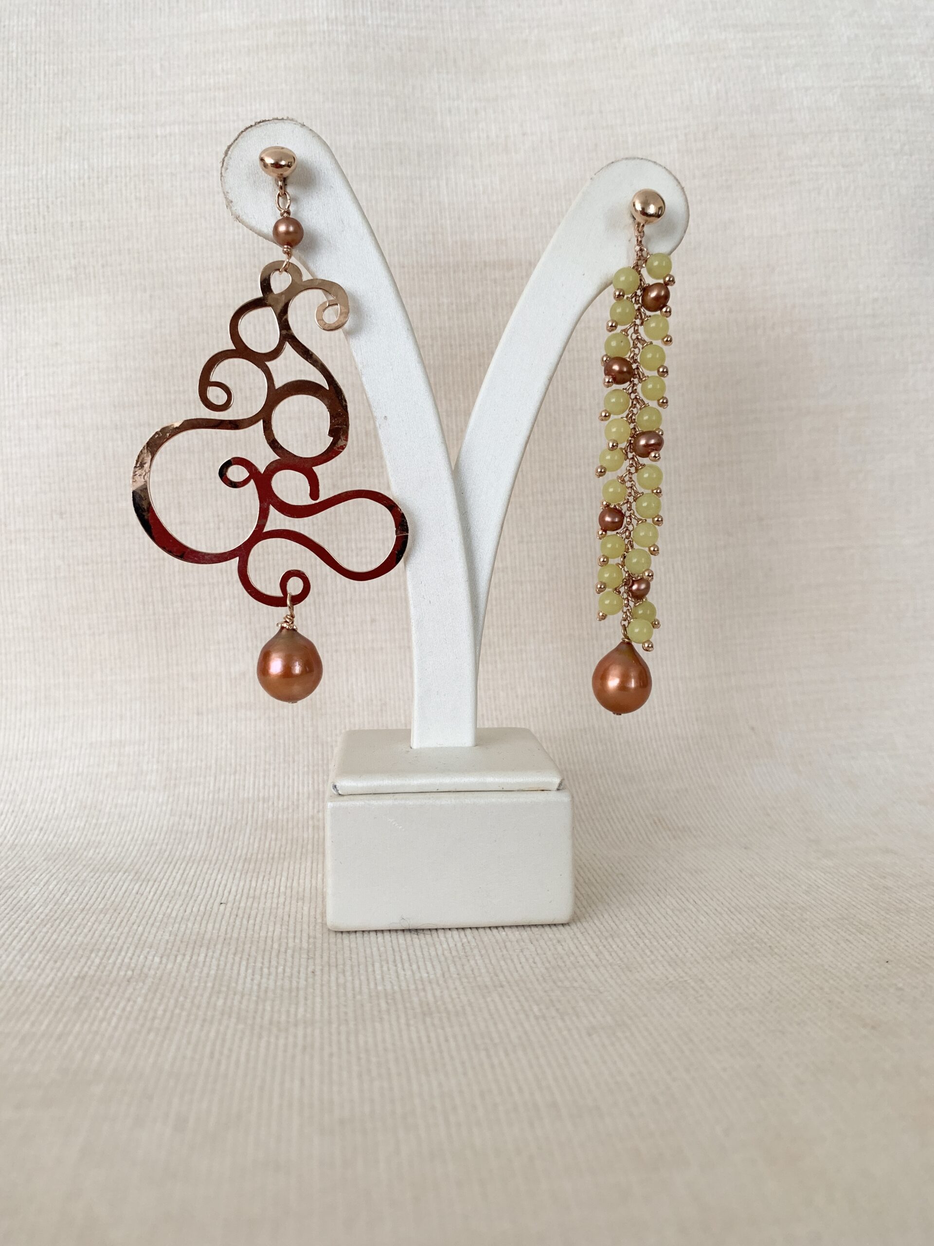 Orecchini asimmetrici in new jade e argento placcato oro rosa. Realizzabili anche con clip