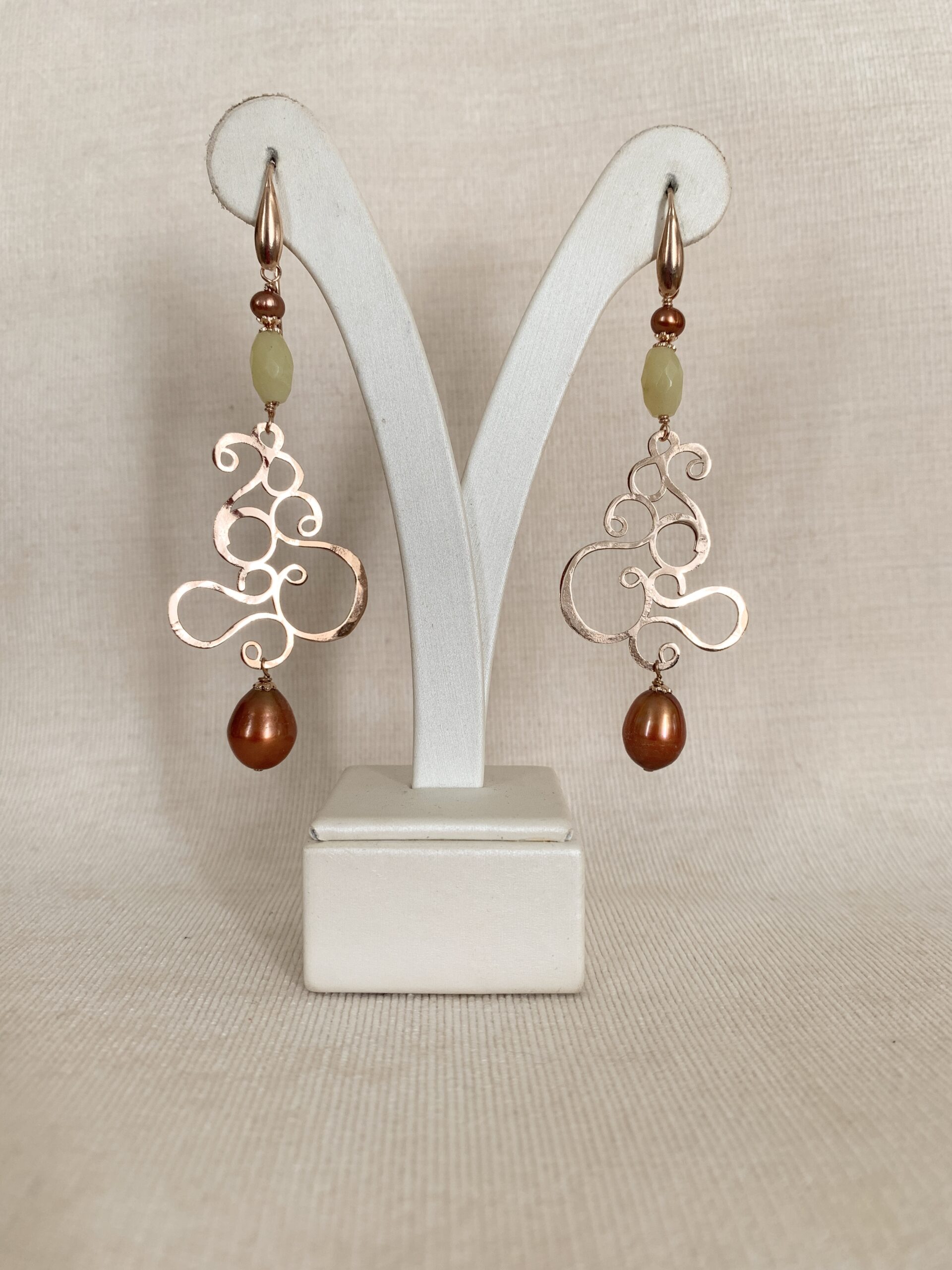Orecchini in new jade, perle coltivate e argento placcato oro rosa. Realizzabili anche con clip