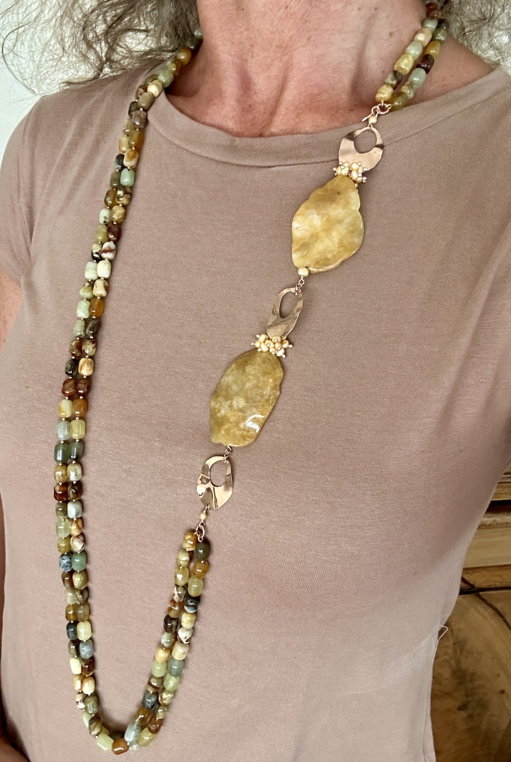 Collana a due fili in serpentino e aragonite