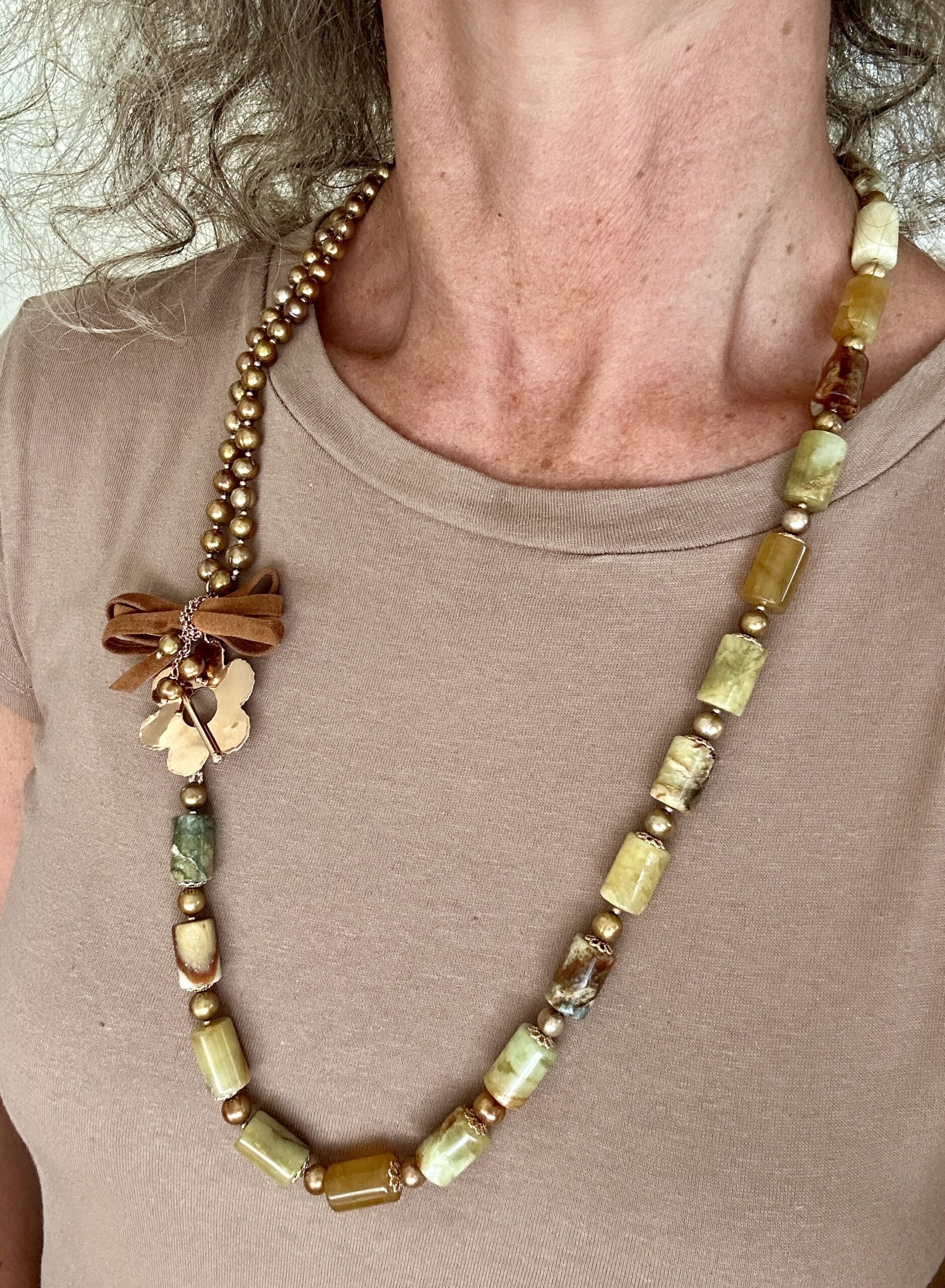 Collana a 2 fili di perle coltivate e tubetti in serpentino