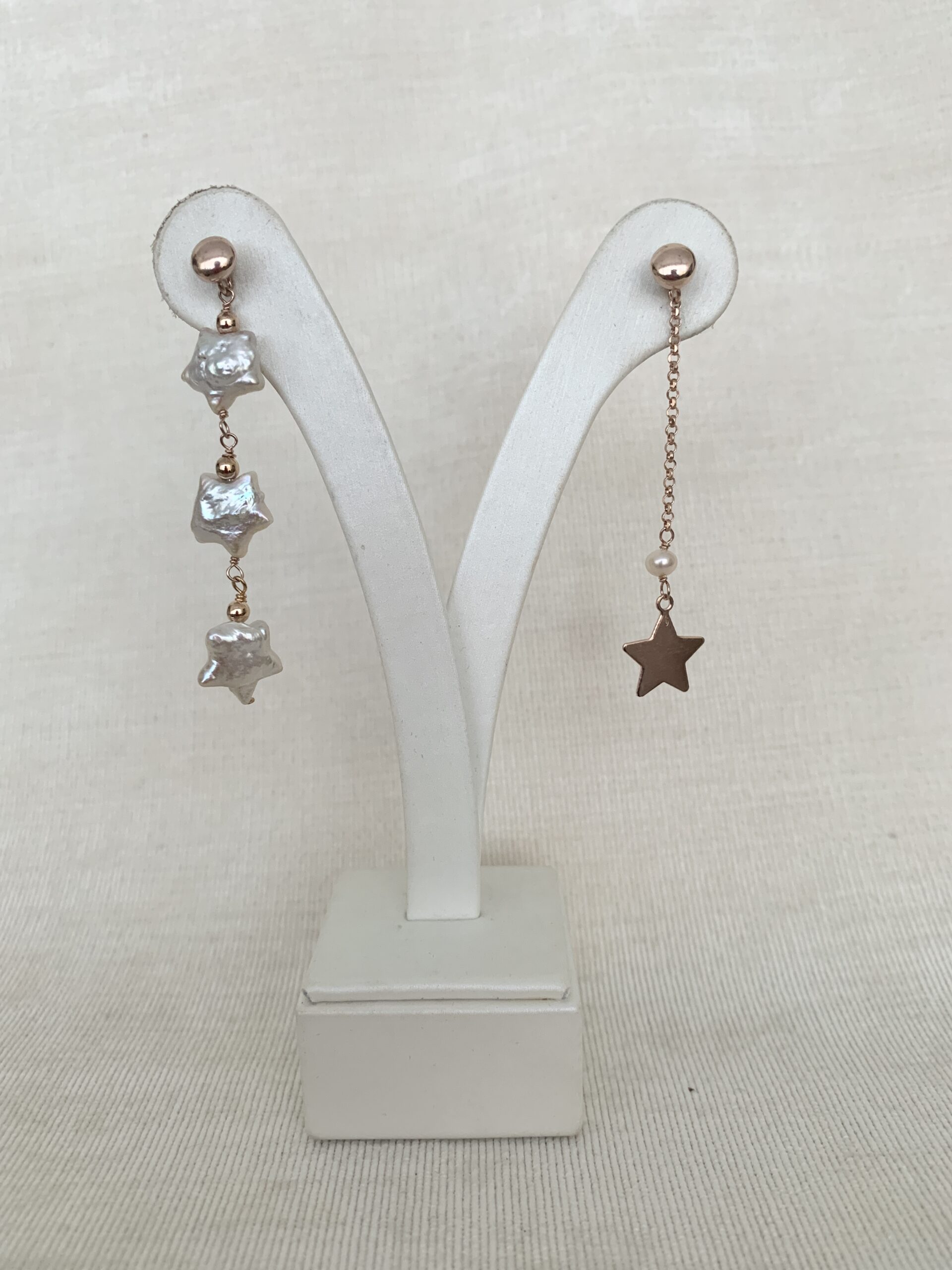 Orecchini asimmetrici di perle coltivate e argento placcato oro rosa. Realizzabile anche con clip e in argento rodiato