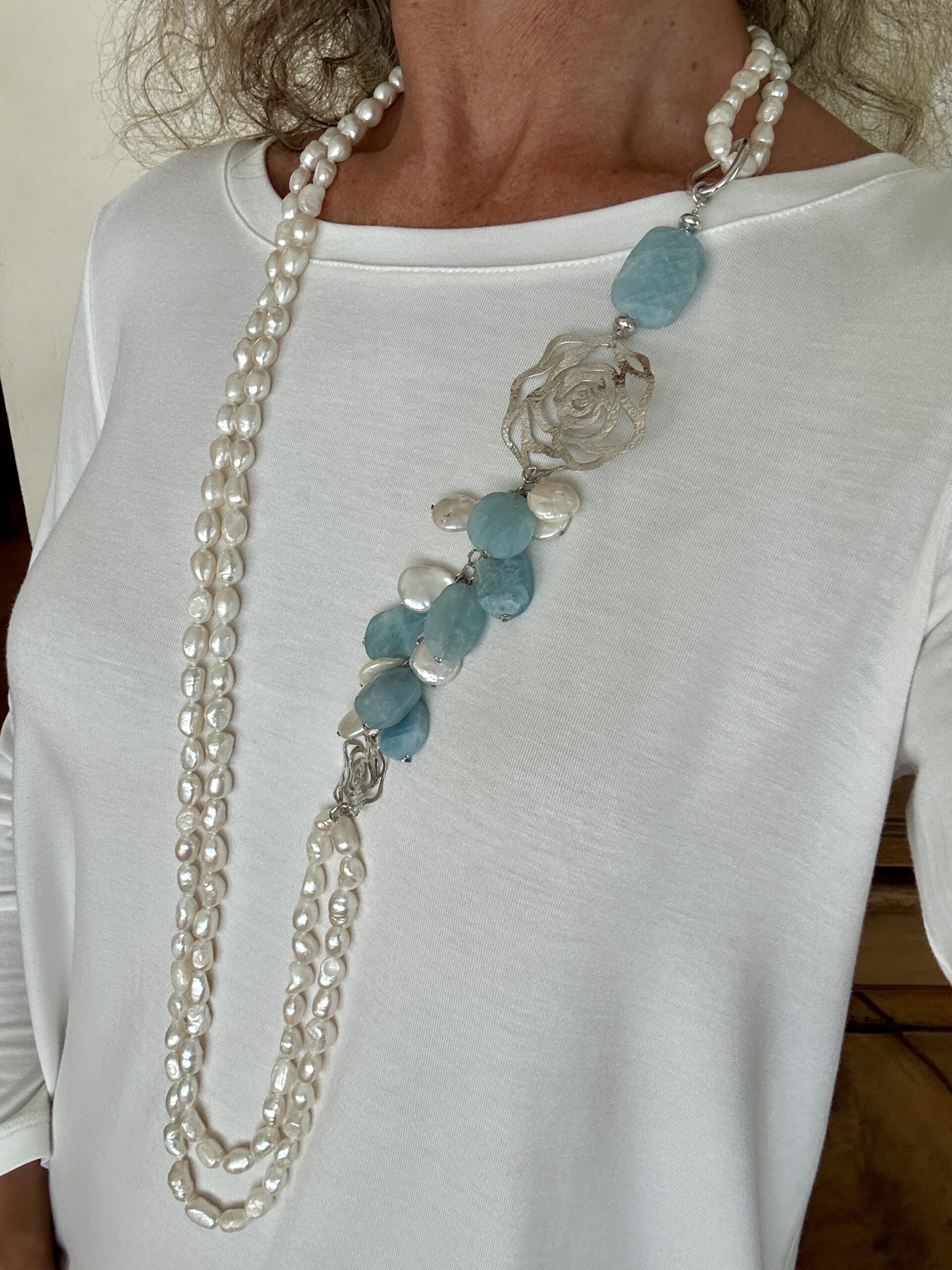 Collana a due fili in perle coltivate annodate e acquamarina