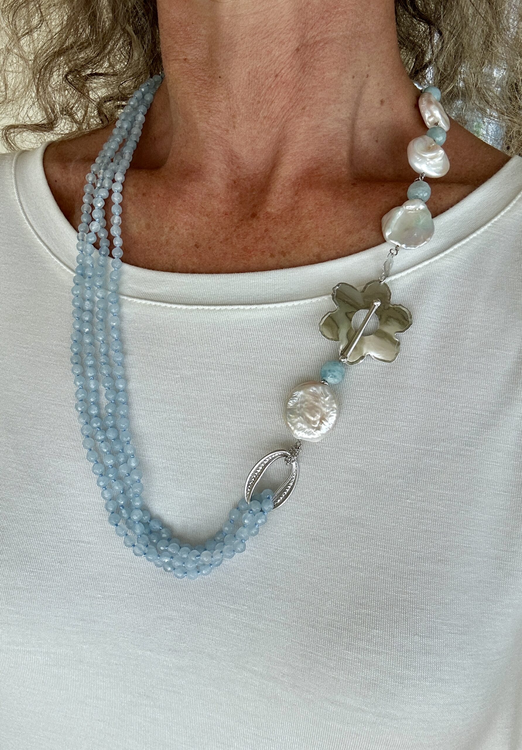 Collana in acquamarina e perle piatte coltivate con chiusura T/Bar in argento rodiato