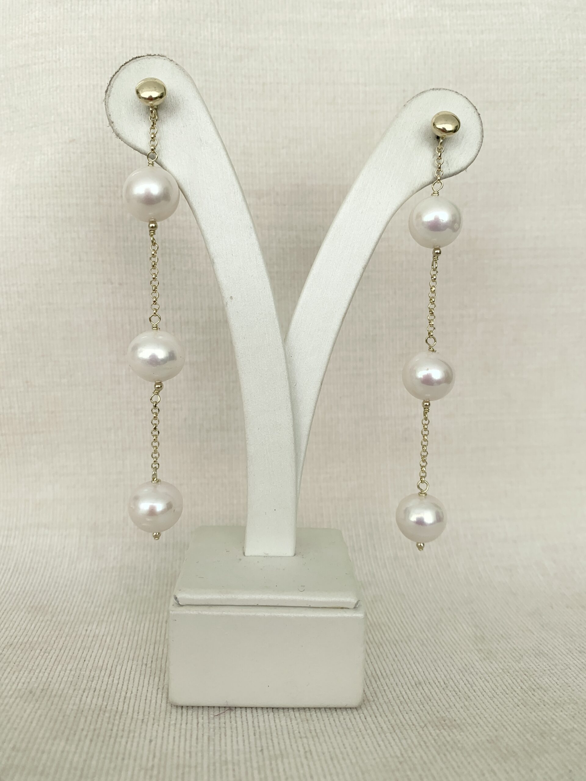 Orecchini in perle coltivate e argento placcato oro giallo. Realizzabili anche con clip