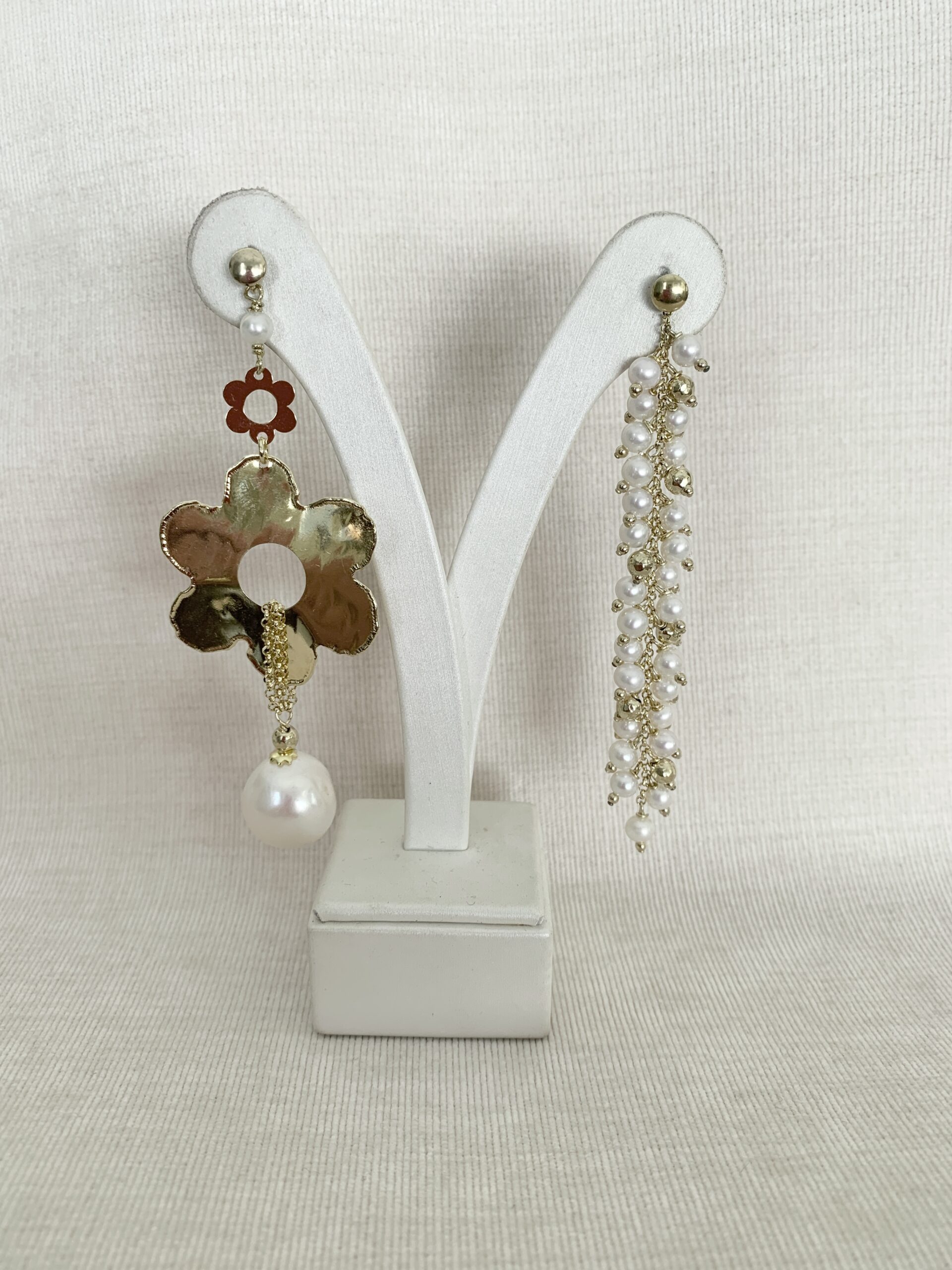 Orecchini asimmetrici in perle coltivate e argento placcato oro giallo. Realizzabile anche con clip