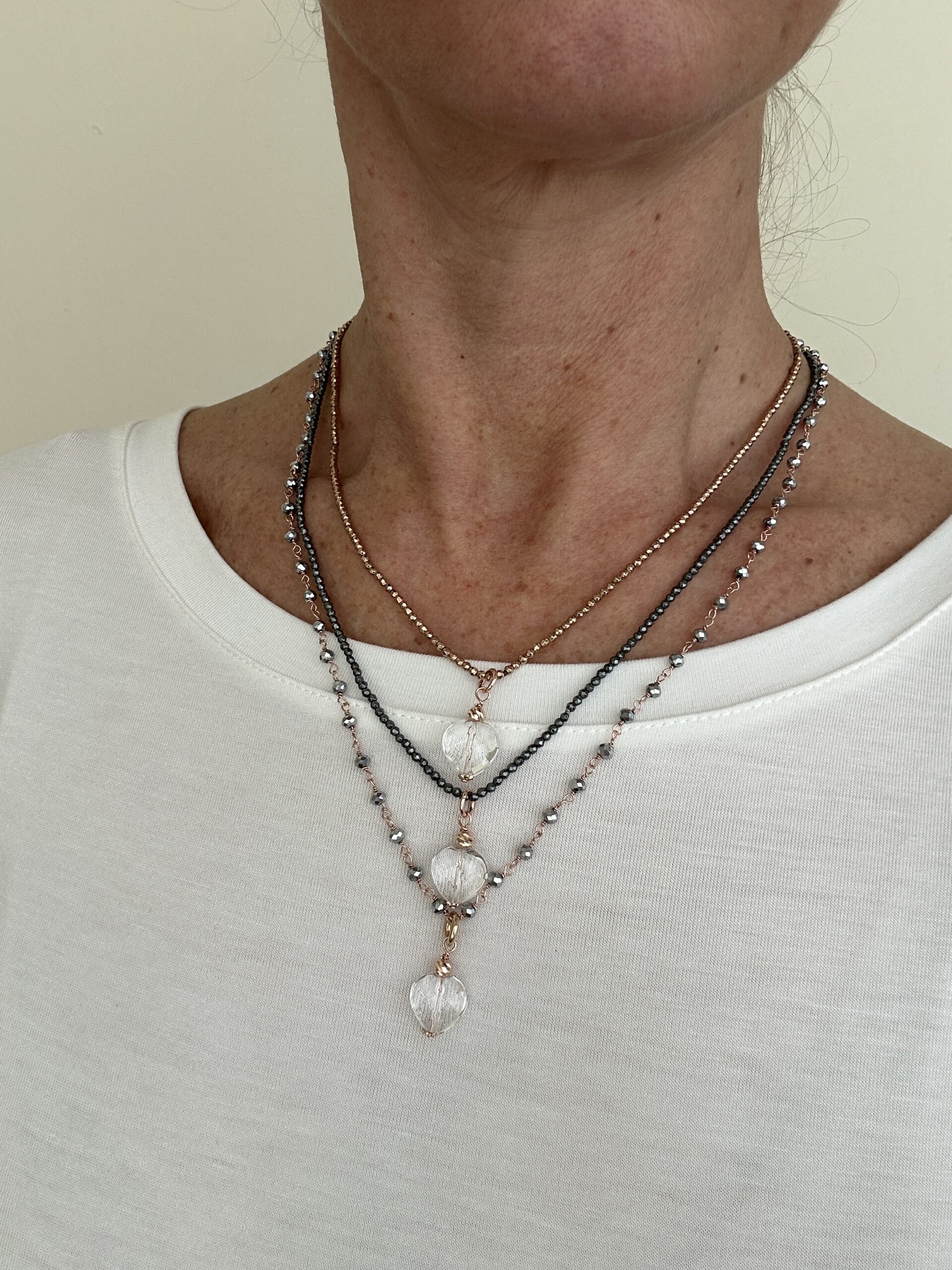 Collana a 3 fili in ematite naturale e rosè, cuori in cristallo di rocca