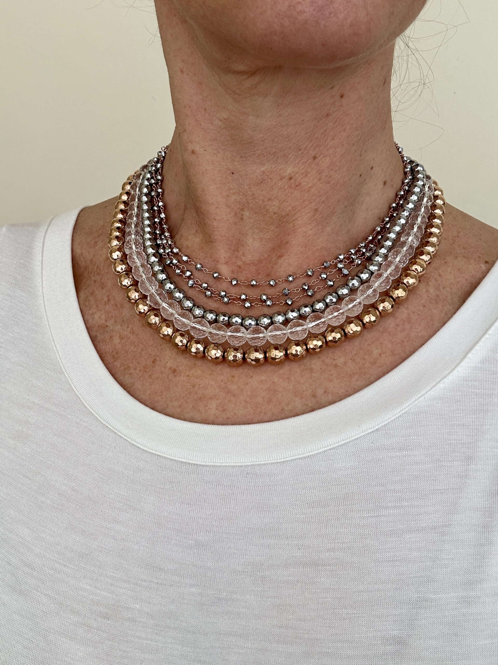 Collarino in ematite naturale, rosa e cristallo di rocca
