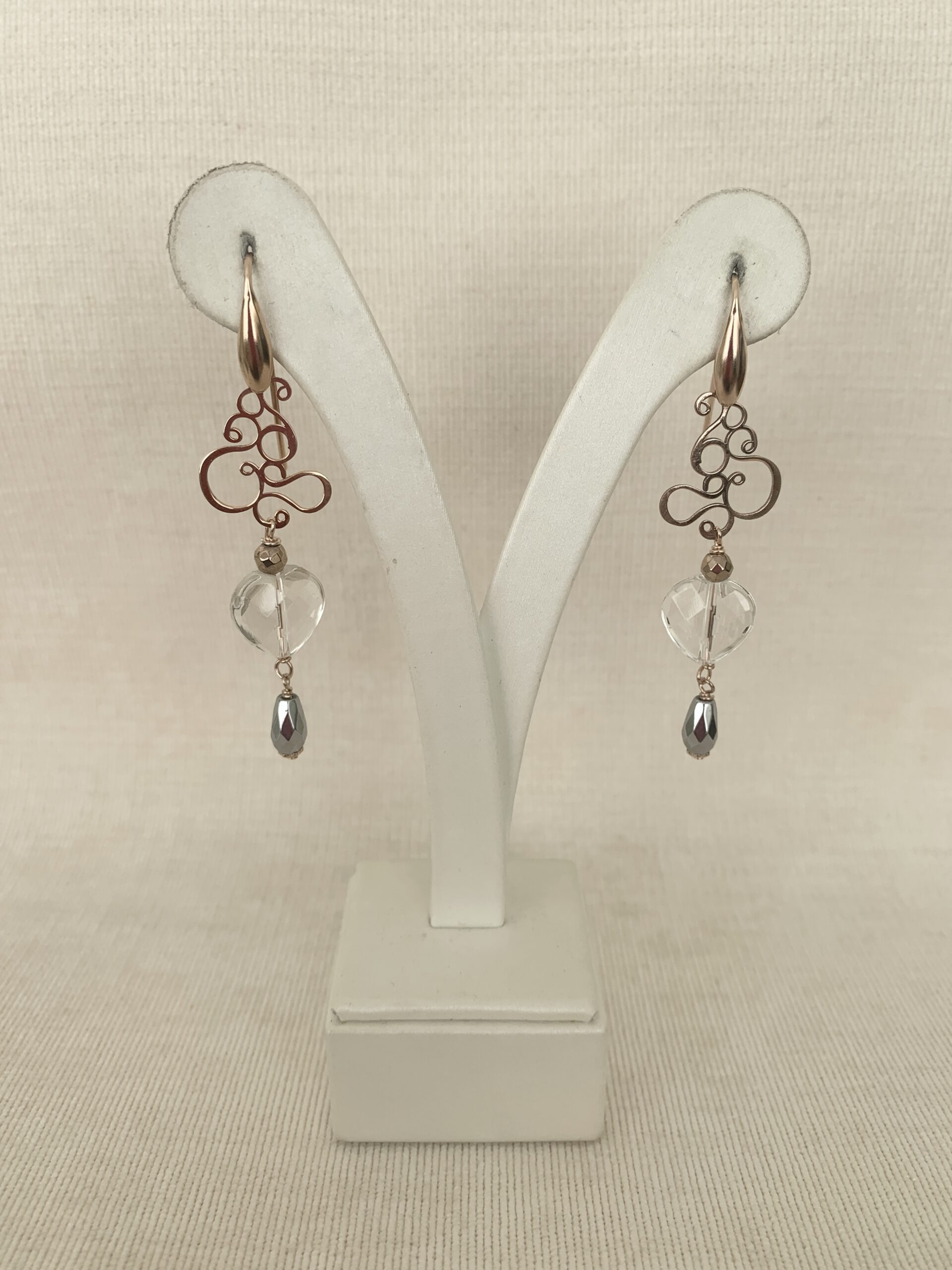 Orecchini in cristallo di rocca e ematite. Realizzabili anche con clip
