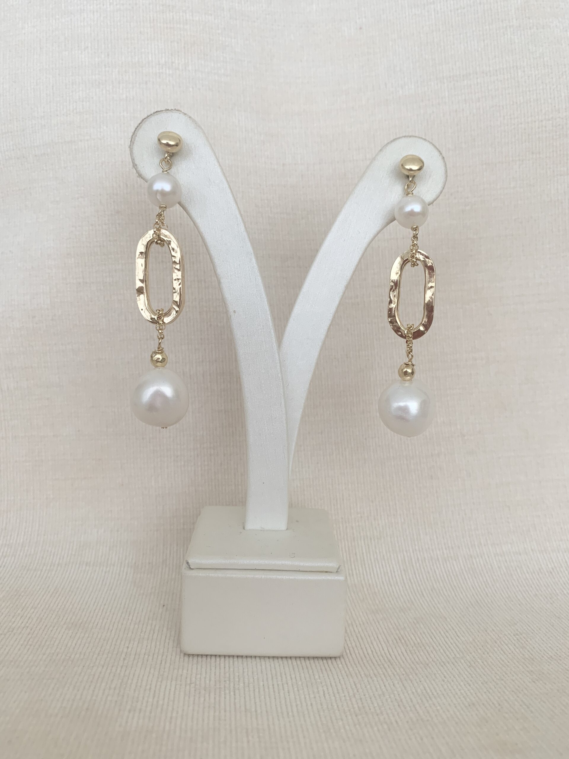 Orecchini in perle coltivate e argento placcato oro giallo. Realizzabili anche con clip