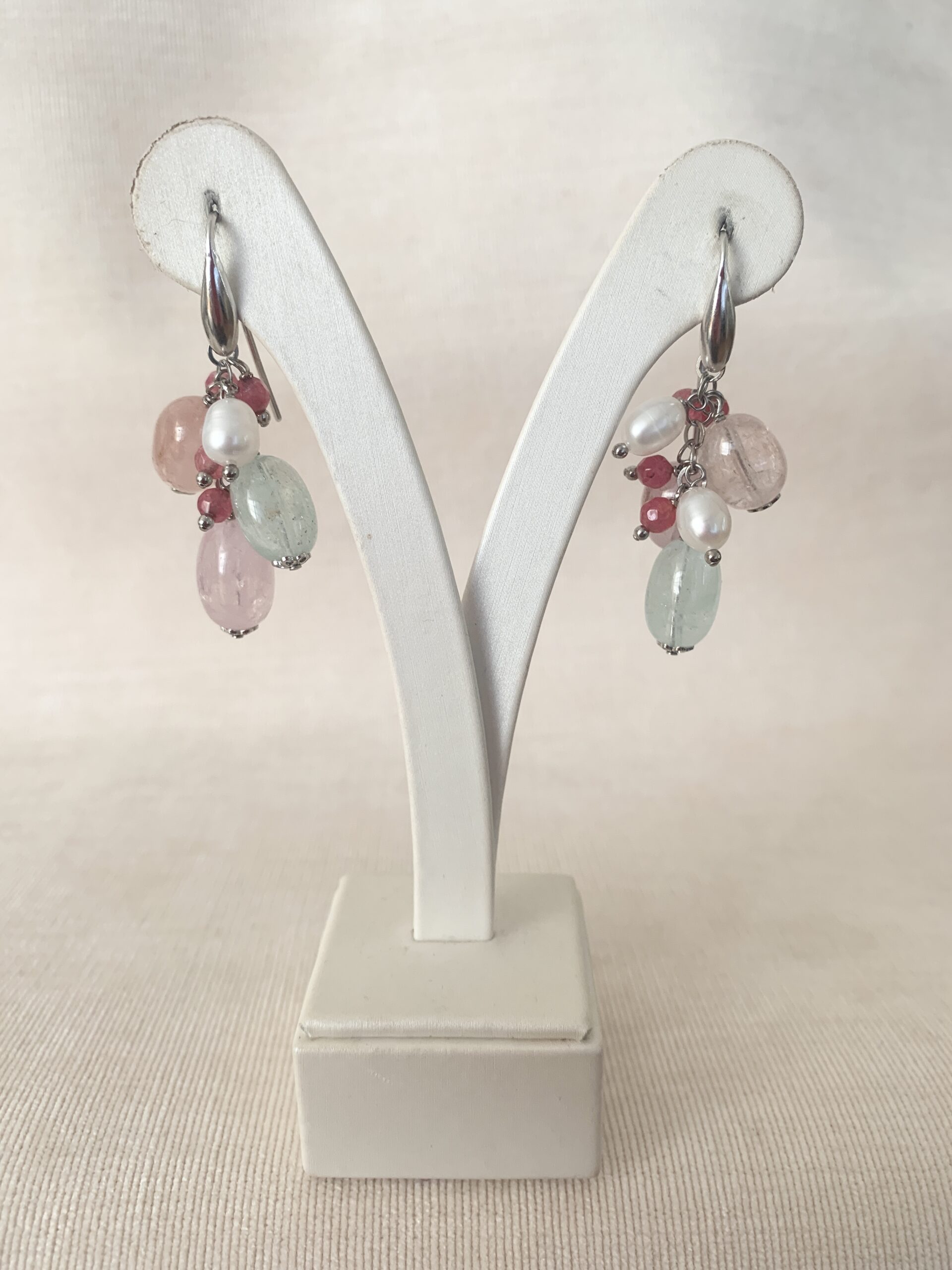 Orecchini in morganite e perle coltivate. Realizzabili anche con clip