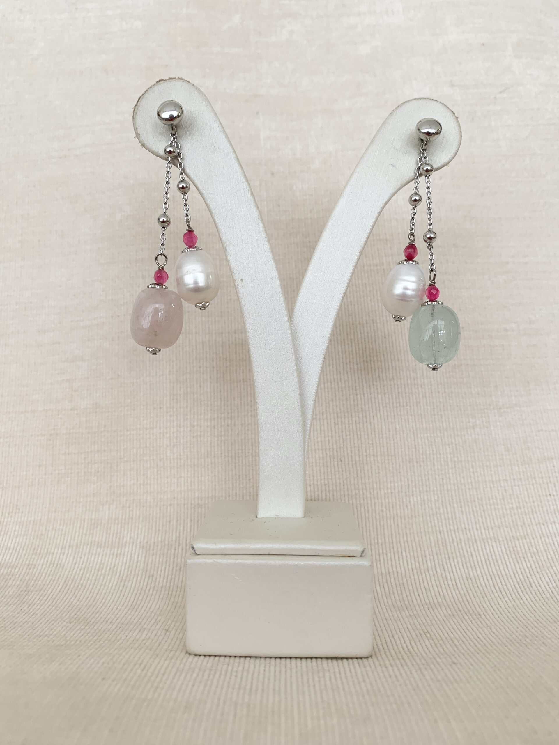 Orecchini in morganite e perle coltivate. Realizzabile anche con clip