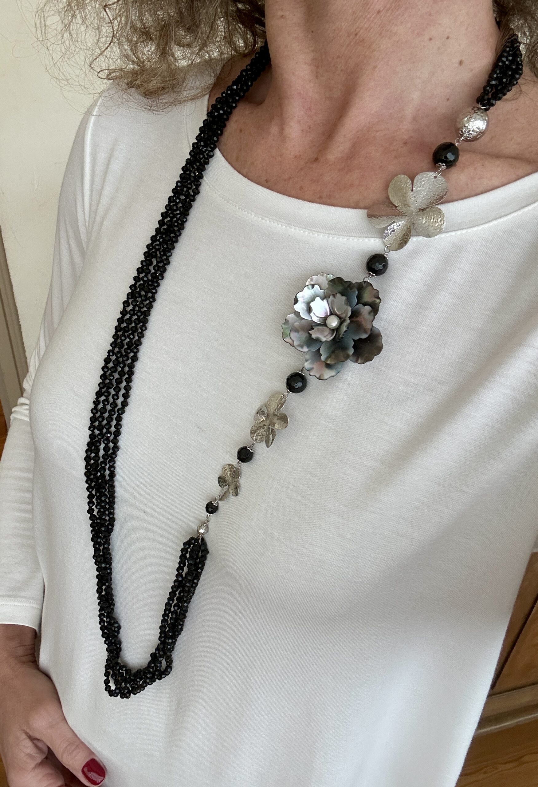 Collana a 4 fili in agata nera e fiore in madreperla grigia