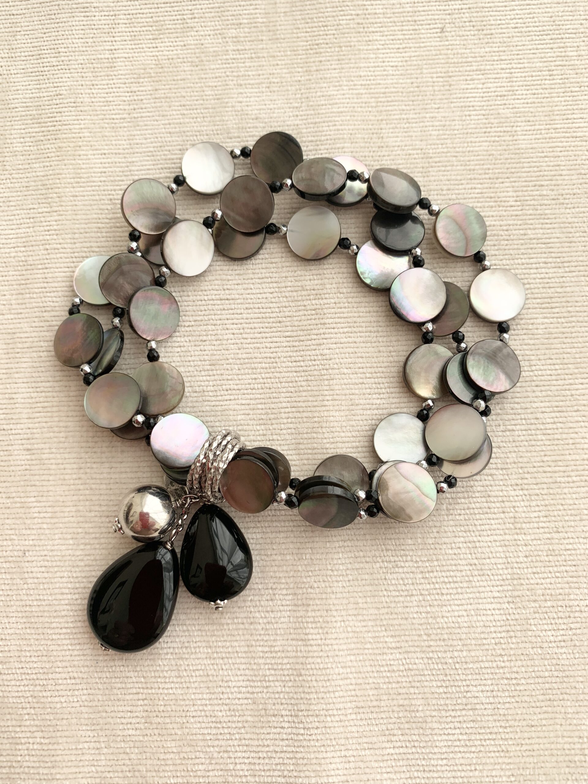 Bracciale a 3 fili in madreperla grigia e agata nera